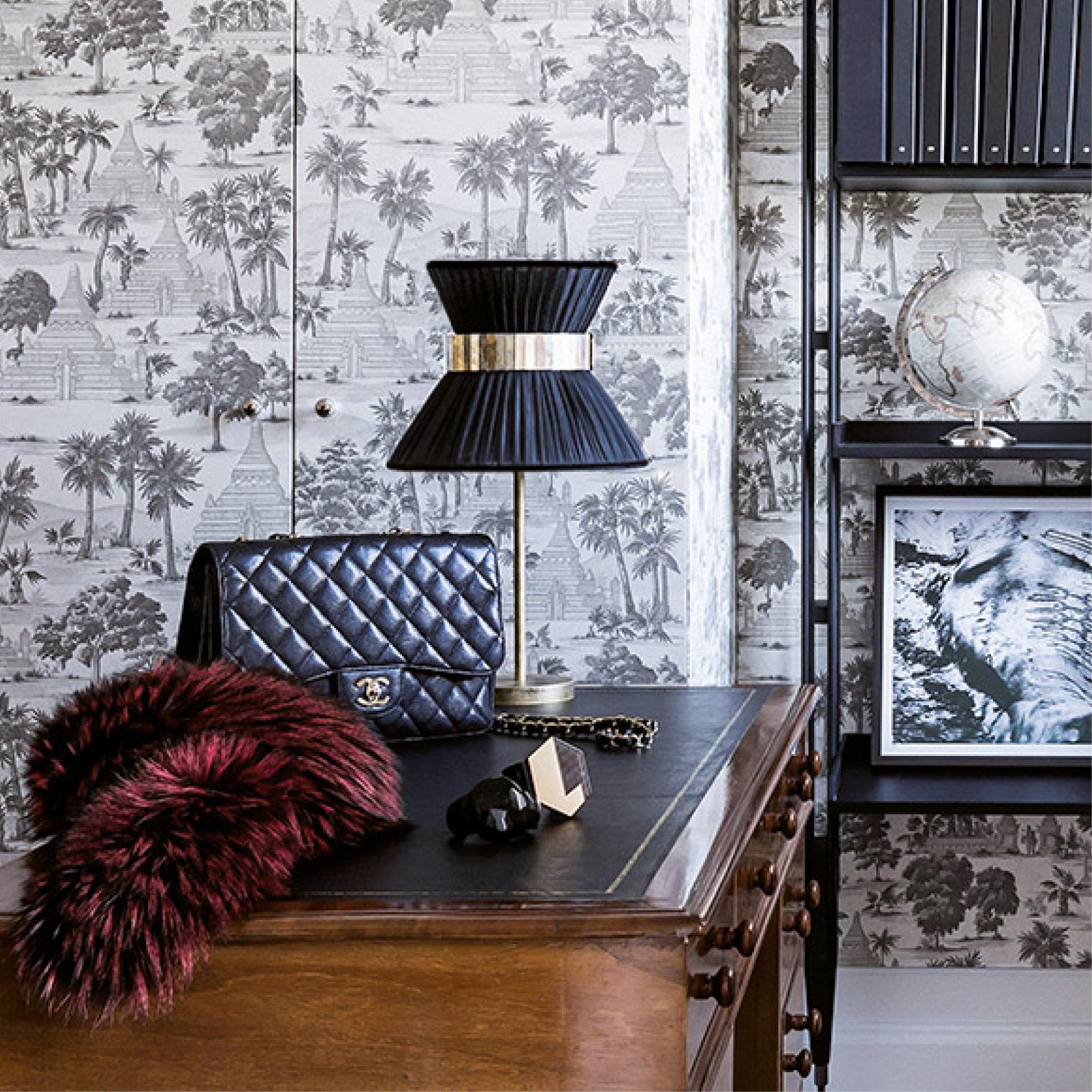 italien Lampe de table contemporaine Tiffany 23 soie noire, laiton, verre argenté en vente