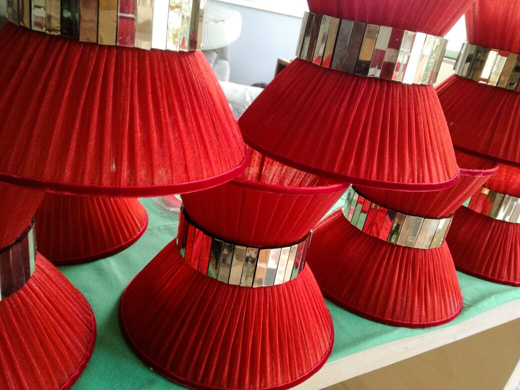 Argenté Lampe de bureau contemporaine Tiffany 23 rouge rouille soie, verre argenté, laiton en vente