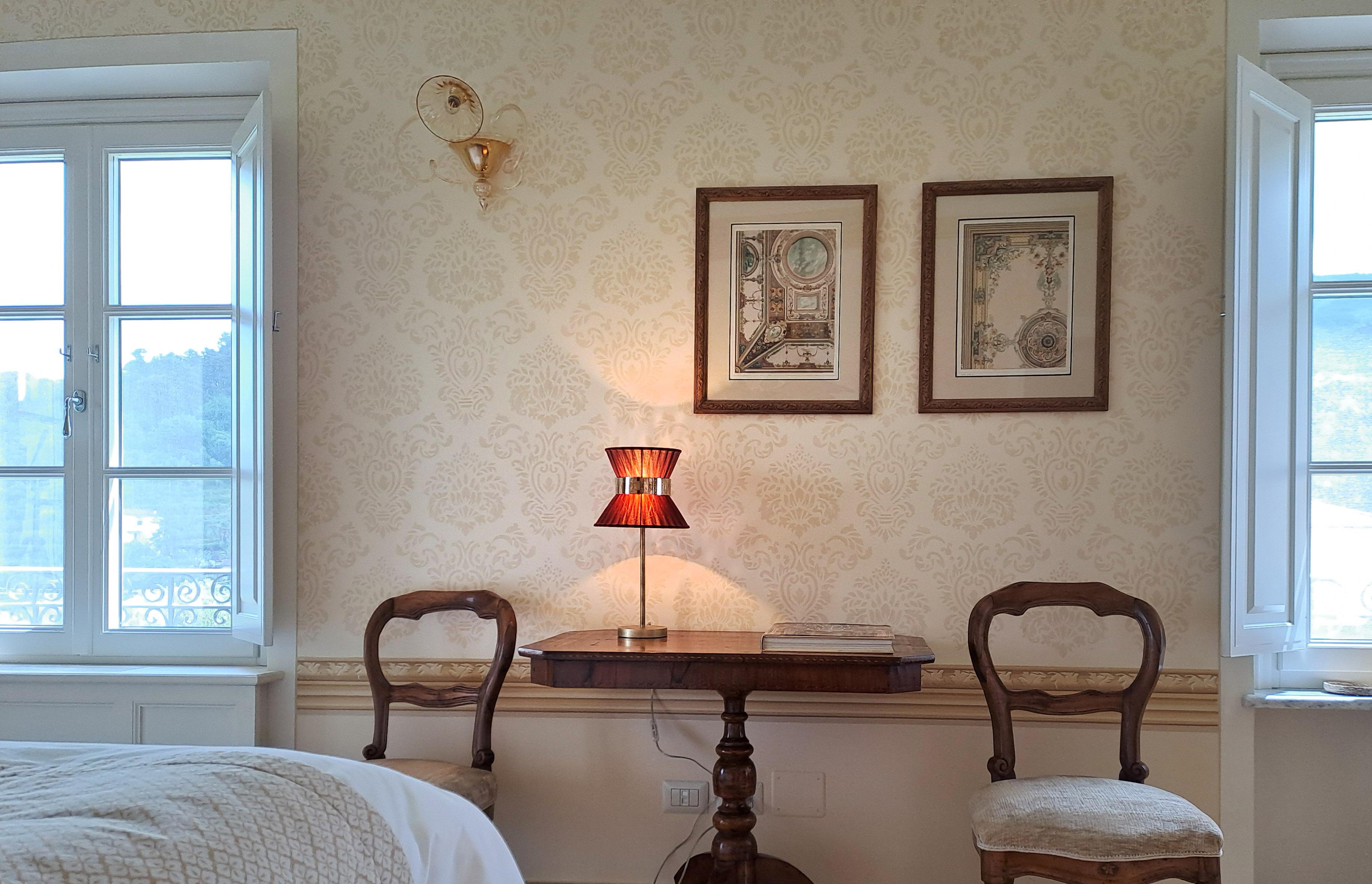 Italian “Tiffany” contemporary Table Lamp 23 tobacco Silk, Antique Brass, Silvered Glas For Sale