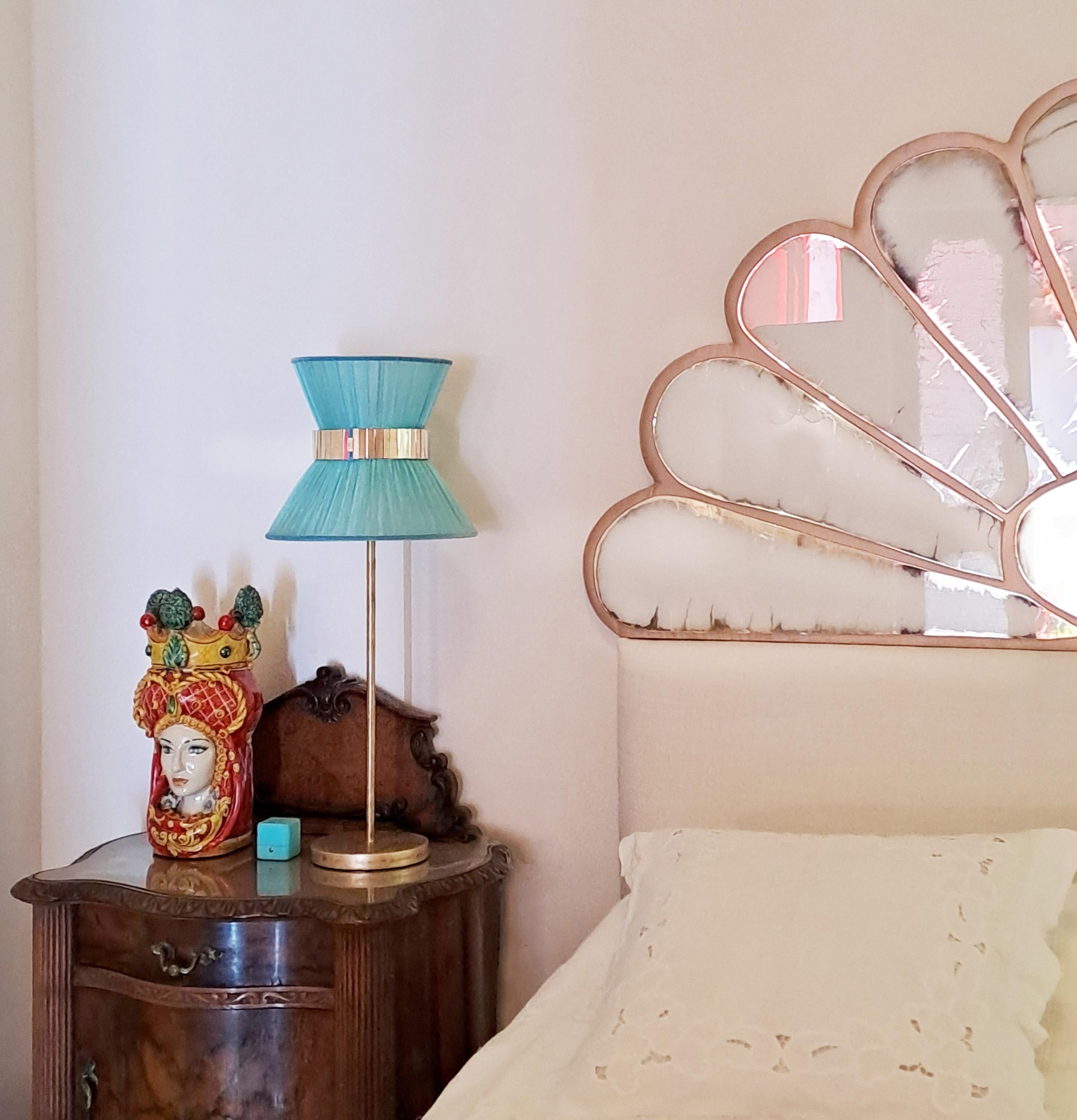 Zeitgenössische Tiffany-Tischlampe 23 Türkisfarbene Seide, antikes Messing, versilbertes Glas (Italienisch) im Angebot