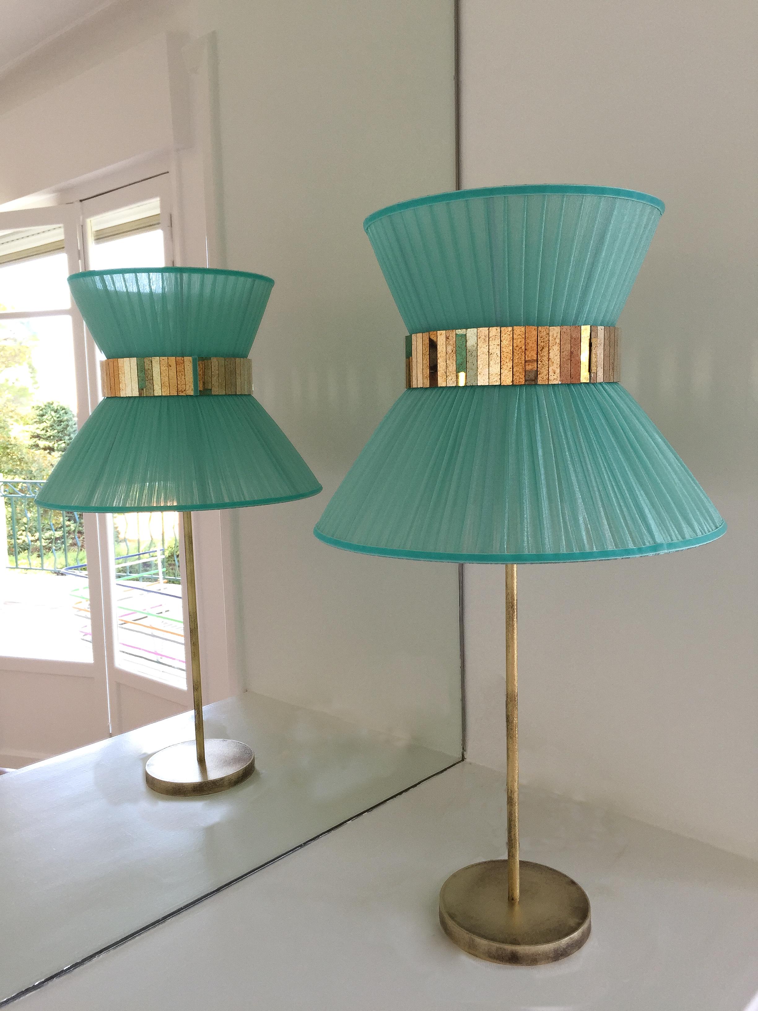Zeitgenössische Tiffany-Tischlampe 23 Türkisfarbene Seide, antikes Messing, versilbertes Glas (Versilbert) im Angebot