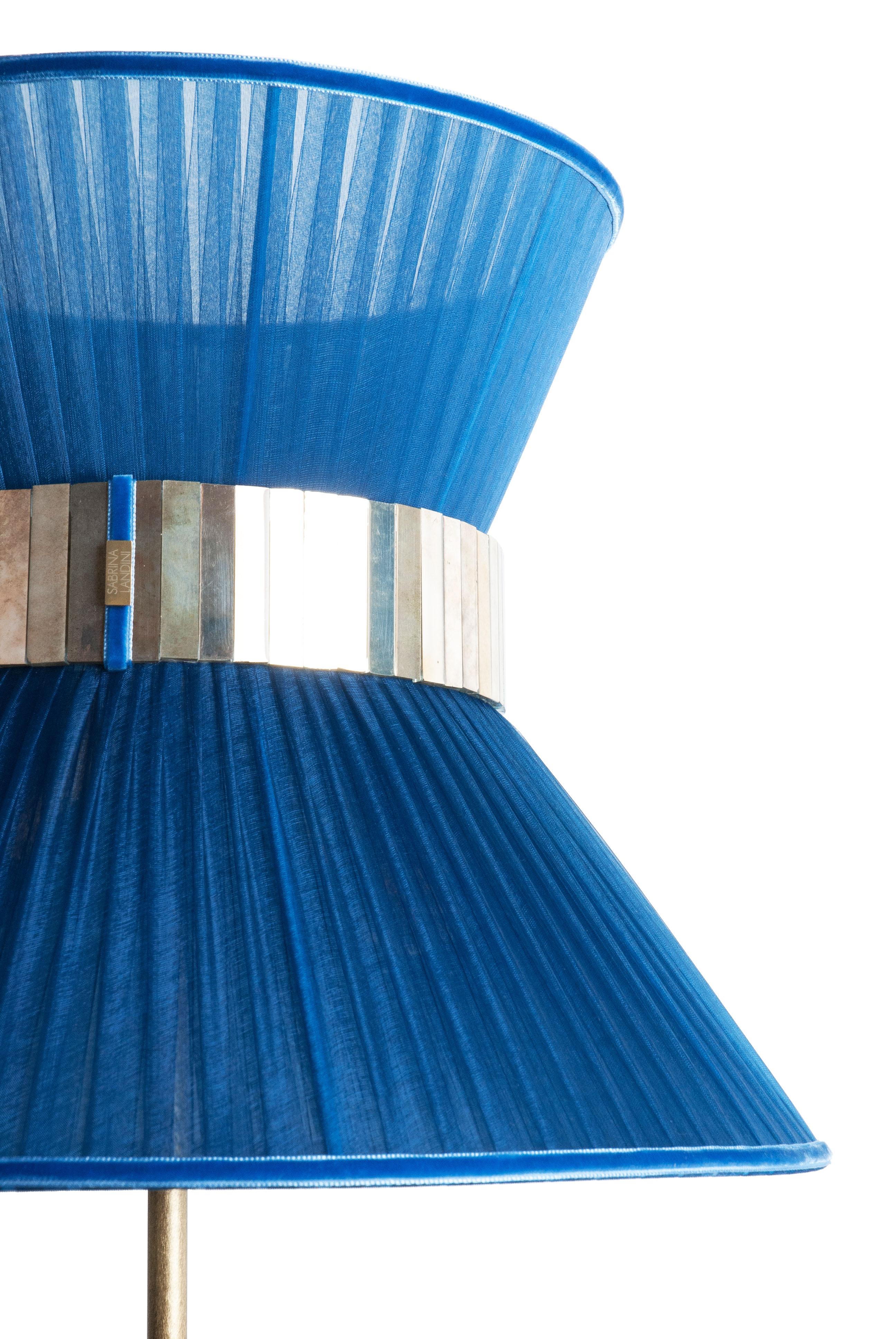 Zeitgenössische Tiffany-Tischlampe mit 40 blauem, versilbertem Seidenglasgürtel aus antikem Messing (Italienisch) im Angebot
