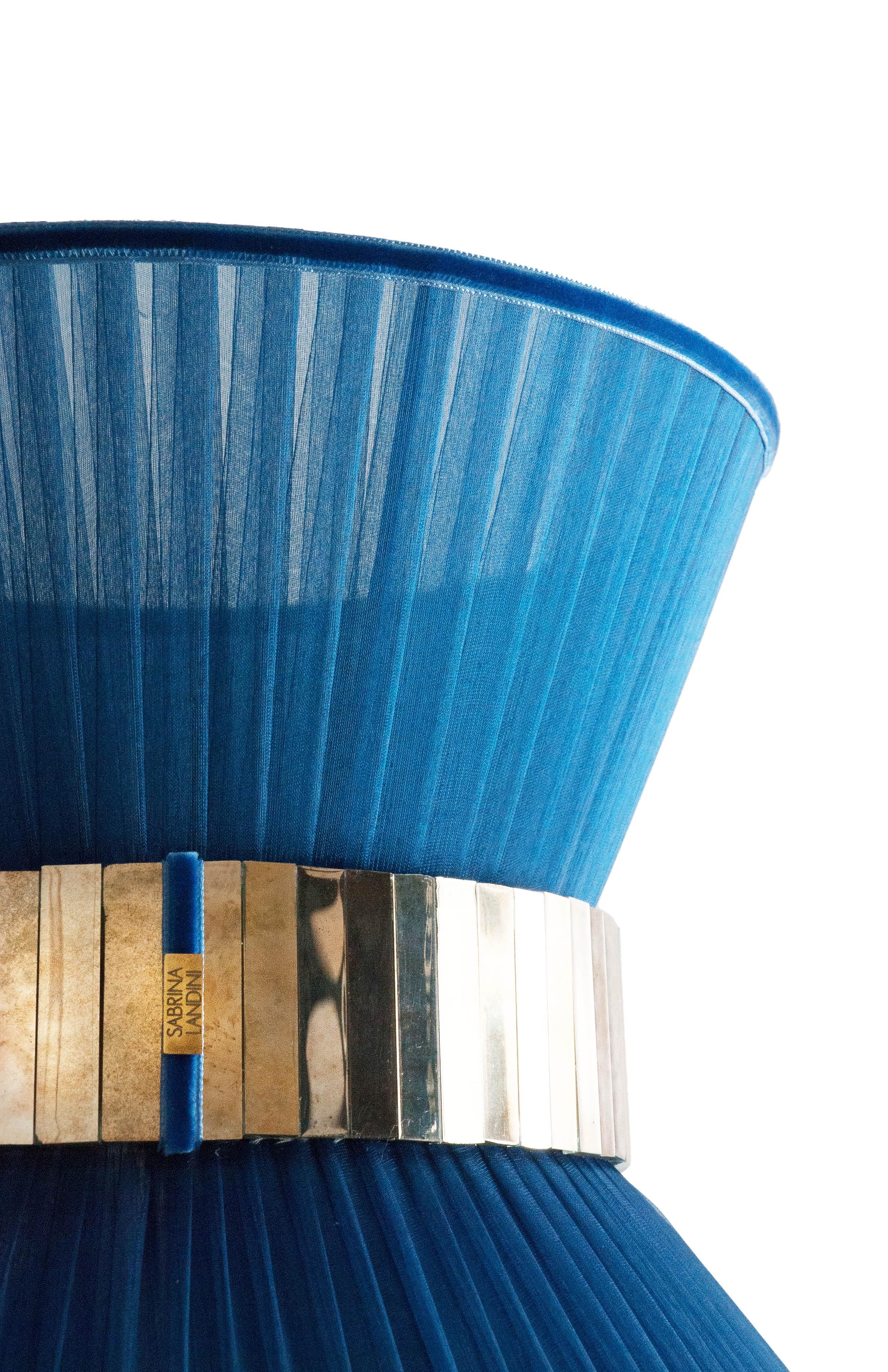 Zeitgenössische Tiffany-Tischlampe mit 40 blauem, versilbertem Seidenglasgürtel aus antikem Messing (Versilbert) im Angebot