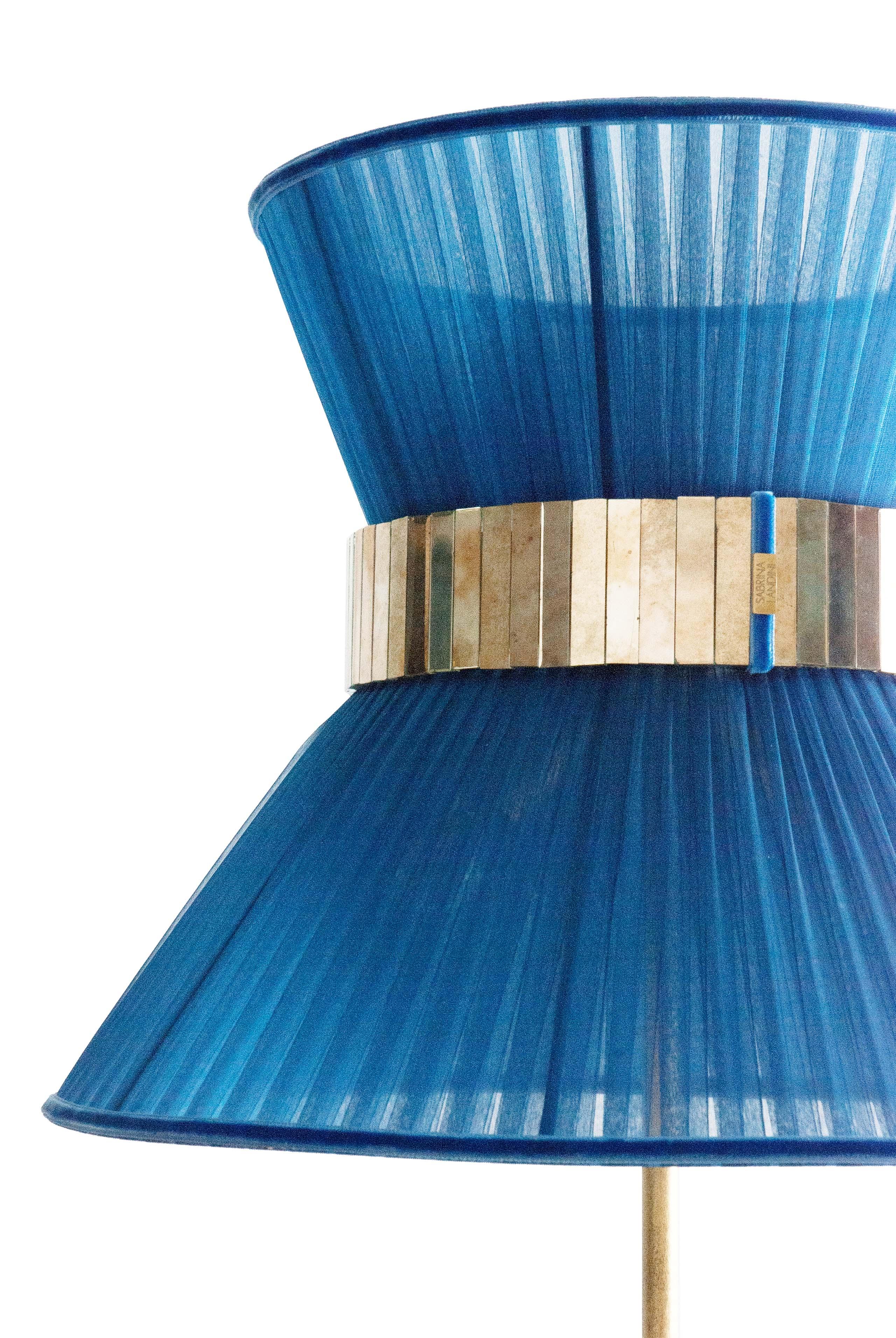 XXIe siècle et contemporain Tiffany lampe de bureau contemporaine 40 bleu soie verre argenté ceinture en laiton vieilli en vente