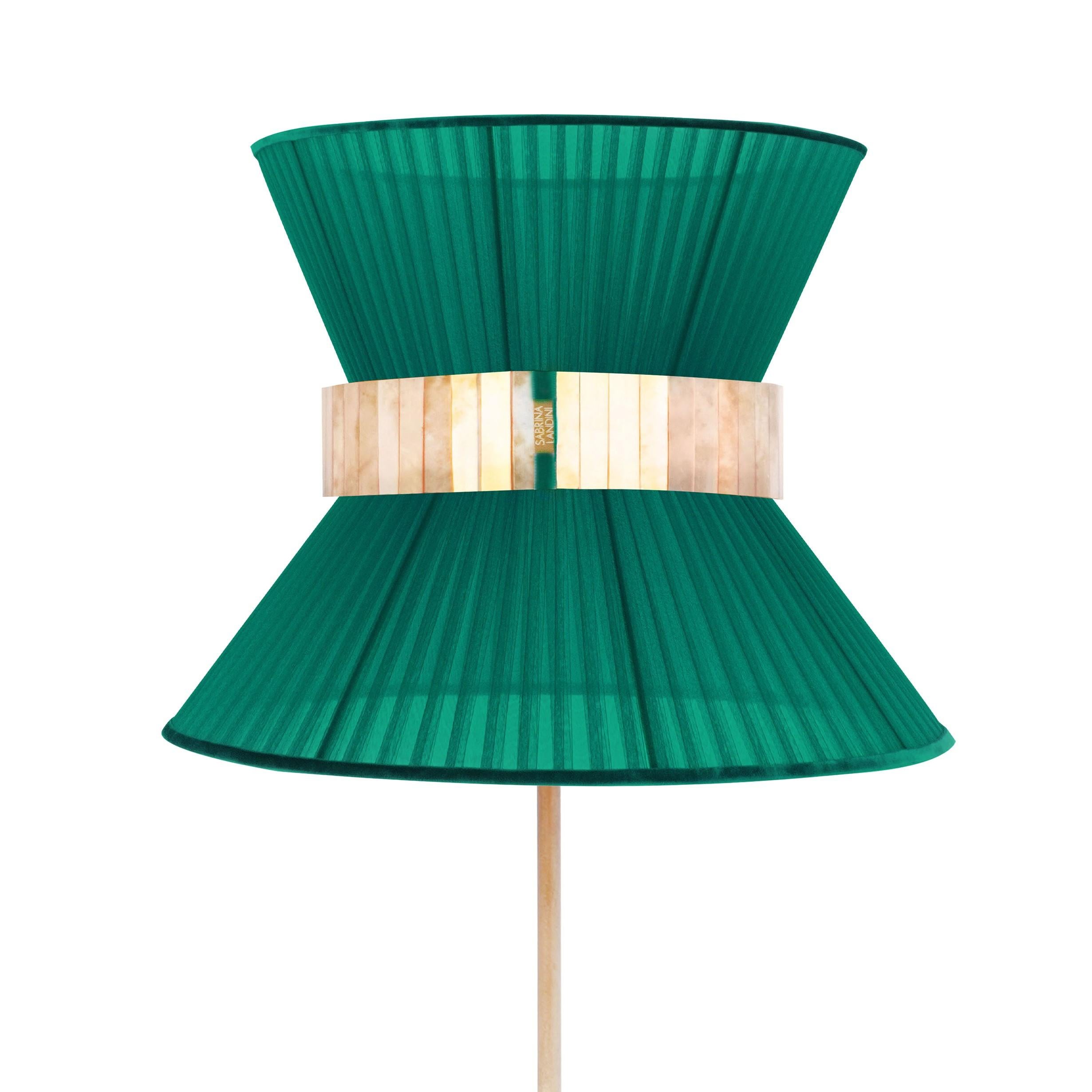 Durante 20 años, hemos perpetuado nuestro exclusivo método de fabricación. Inspirada en los reflejos ilimitados del cristal, Sabrina Landini ha creado una elegante colección para el hogar.
En caso de que te encuentres en la Toscana - Italia,