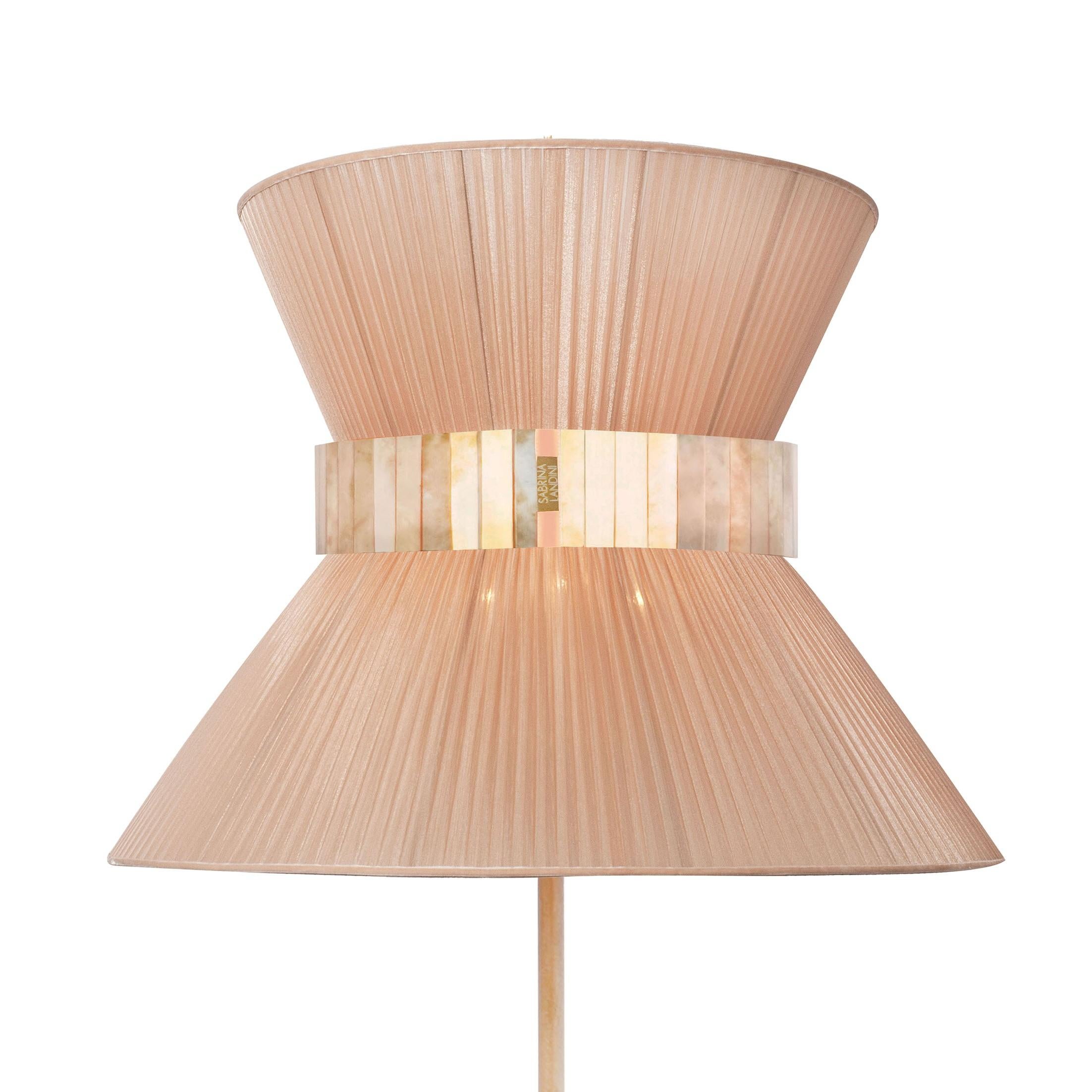 Seit 20 Jahren haben wir unsere einzigartige Herstellungsmethode beibehalten. Inspiriert von den unbegrenzten Spiegelungen im Glas hat Sabrina Landini eine elegante Wohnkollektion entworfen.
Falls Sie sich in der Toskana - Italien - befinden, lassen