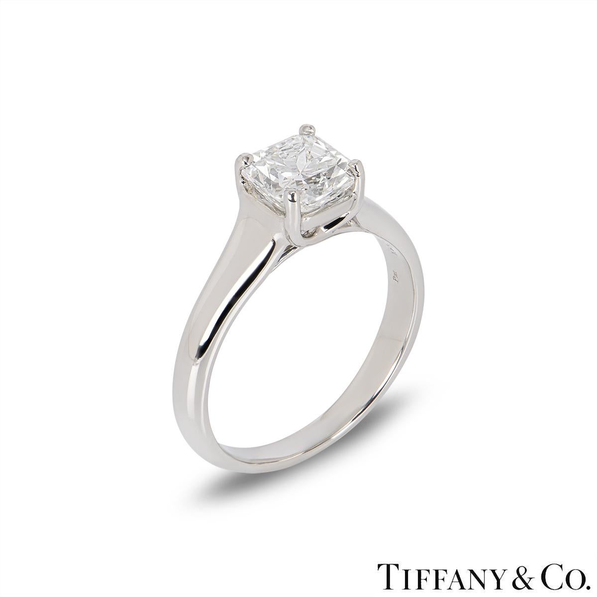 Une superbe bague en platine à diamants Tiffany & Co. de la collection Lucida. La bague comprend un diamant de taille Lucida dans une monture à 4 griffes, d'un poids de 1,61ct, de couleur H et de pureté IF (Internally Flawless). La bague a un poids