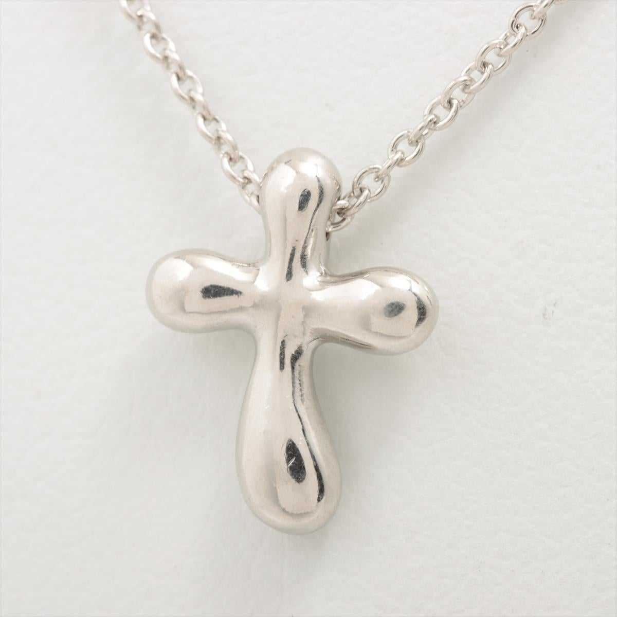 Tiffany & Co. Collier à pendentif petite croix en platine Bon état - En vente à Indianapolis, IN