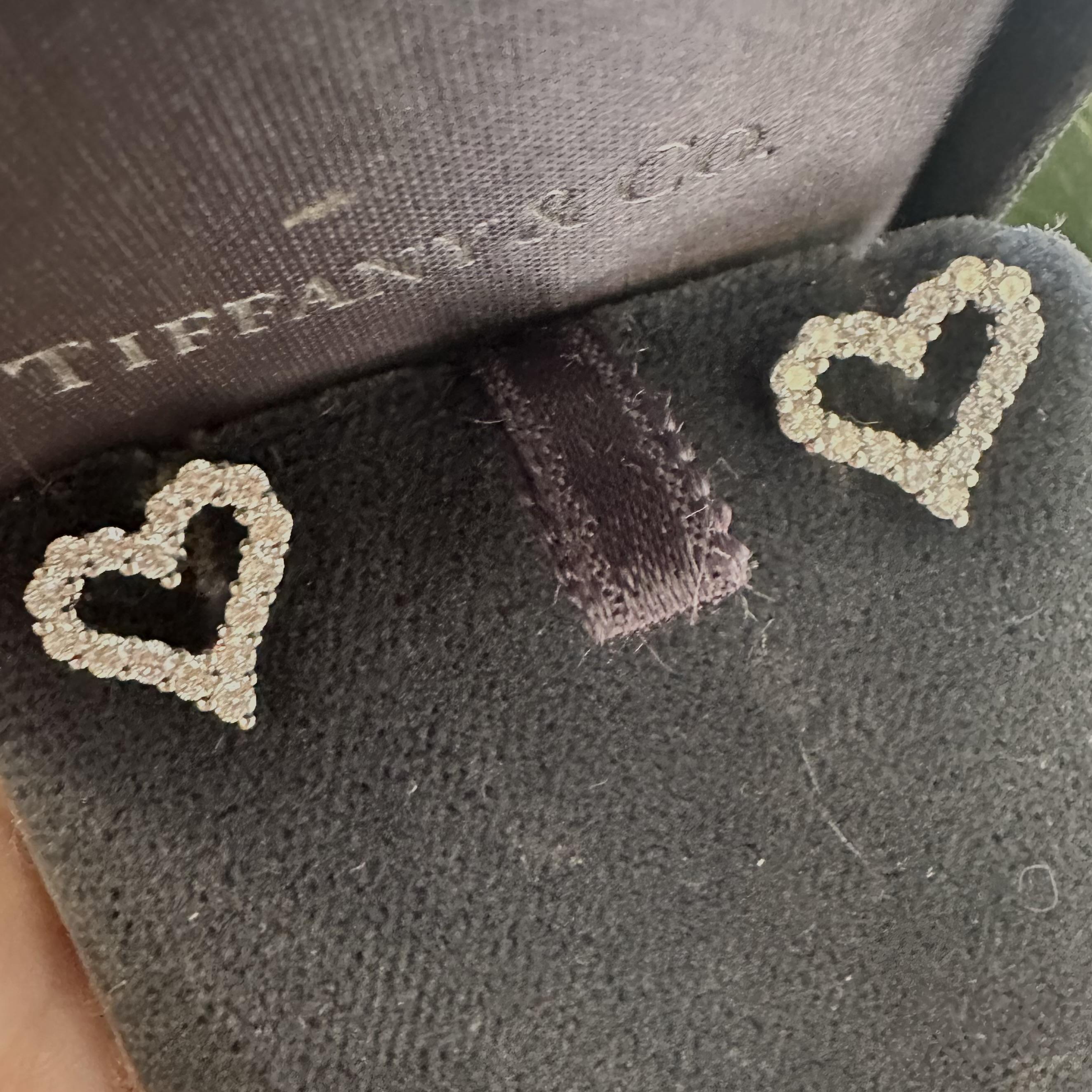 Taglio rotondo Tiffany & Co. Orecchini a cuore con diamante di grandi dimensioni in platino, 0,57 carati in vendita