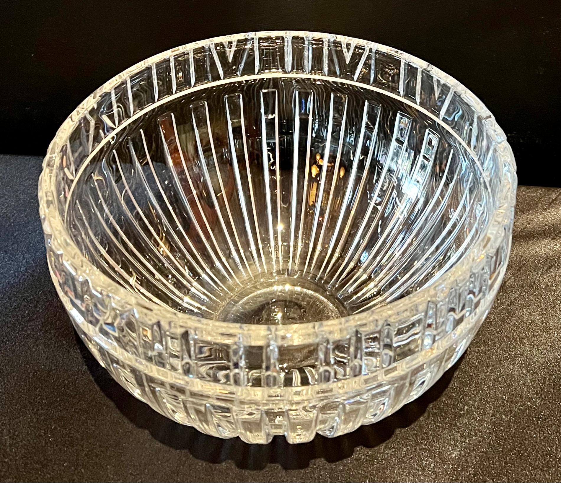 Bol à chiffres romains en cristal Tiffany Bon état - En vente à Los Angeles, CA