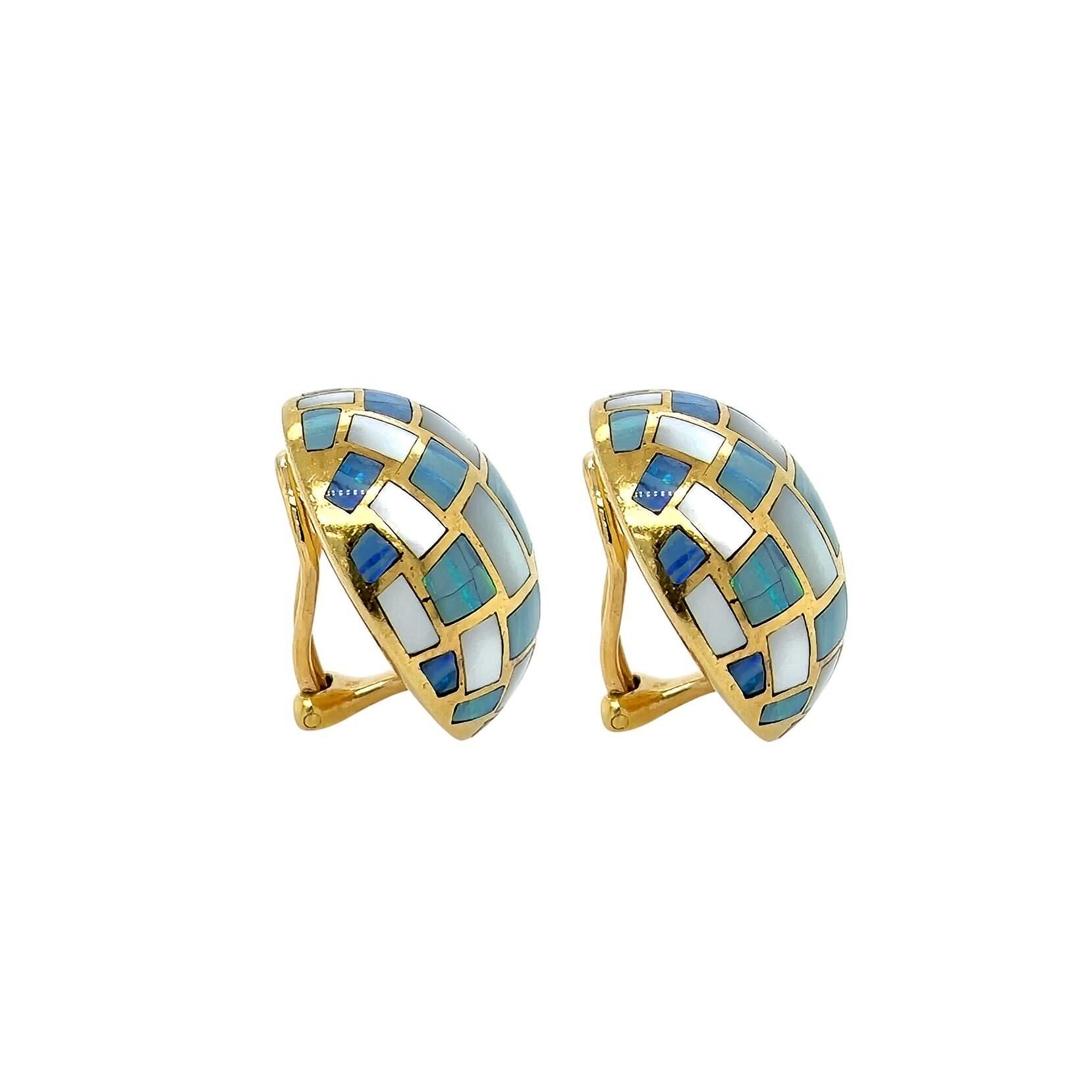 Un paio di fermagli per orecchie in oro giallo 18 carati, madreperla e opale, disegnati da Angela Cummings per Tiffany & Co.  Ogni orecchino a cupola è decorato con un disegno a scacchiera di opale e madreperla.  Diametro di circa un pollice.  Peso