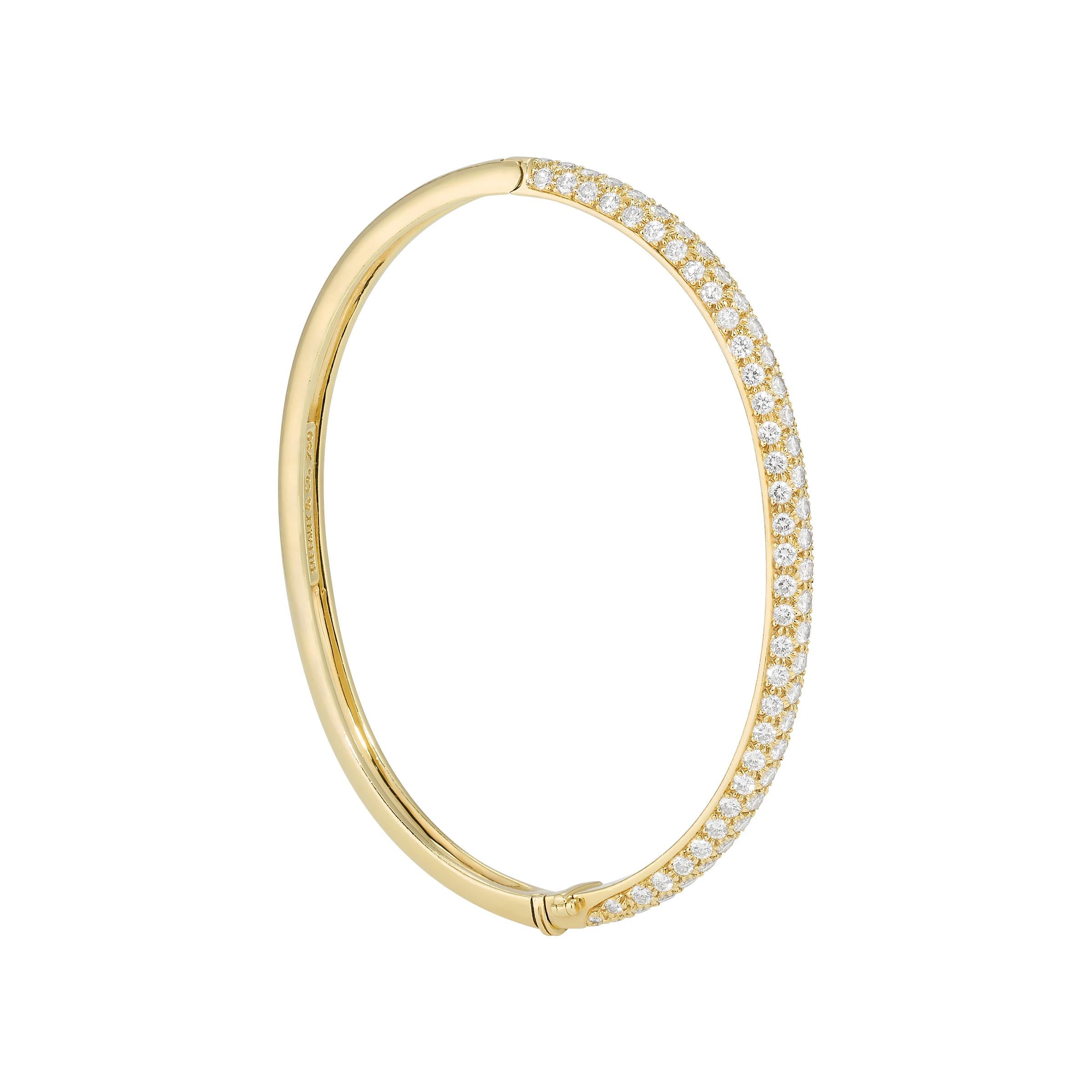 Le bracelet en diamants Tiffany en or 18 carats est un accessoire quotidien indispensable pour les amateurs de bijoux. Ce bracelet élégant et moderne fait partie de la collection Metro admirée de Tiffany. L'élégance du design brille grâce à trois