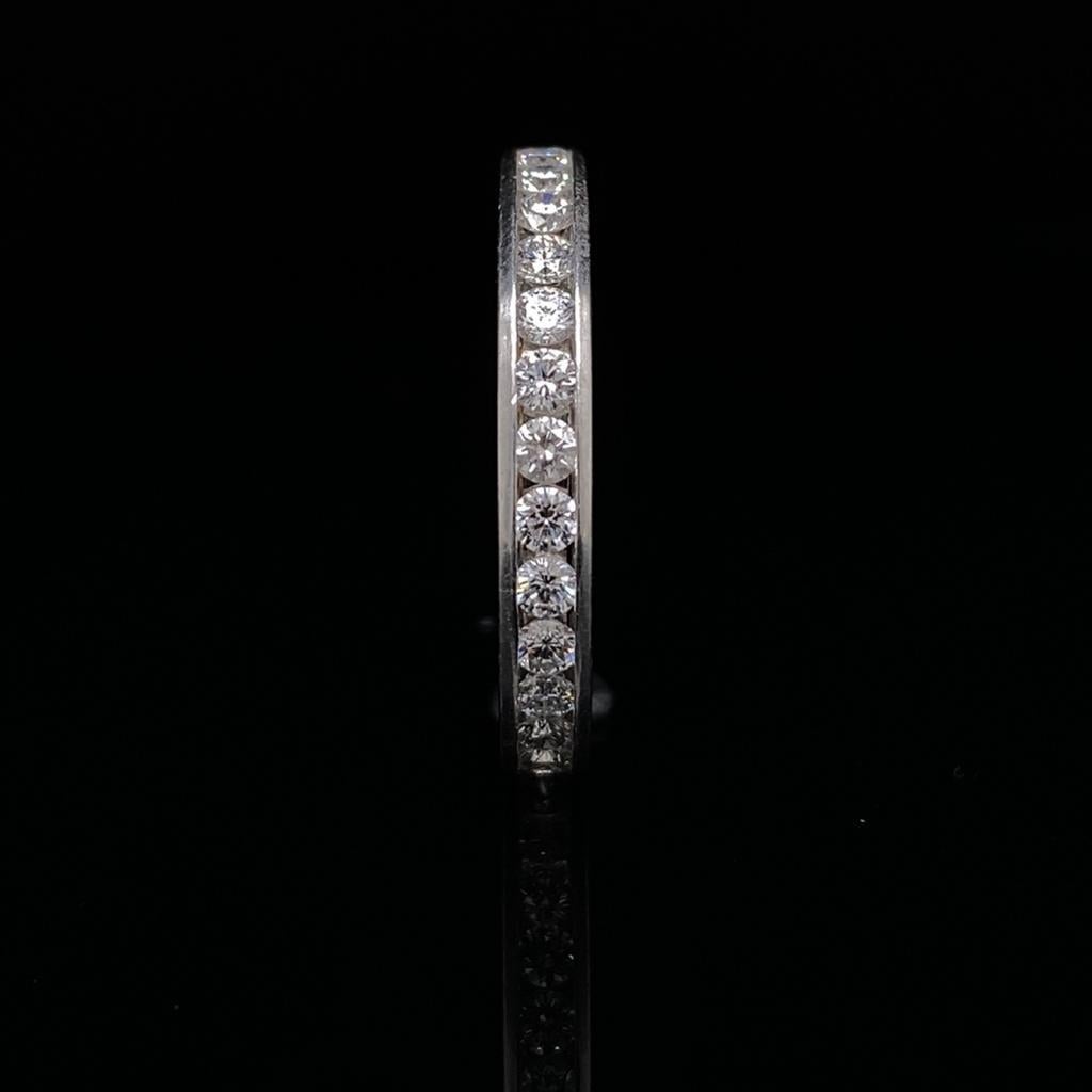 Bague d'éternité en diamant de Tiffany & Co. en platine

Un anneau d'éternité intemporel et élégant, serti en canal d'une seule rangée de pierres rondes de taille brillant de 1,20 carats environ, estimées par nous comme étant de couleur G, pureté