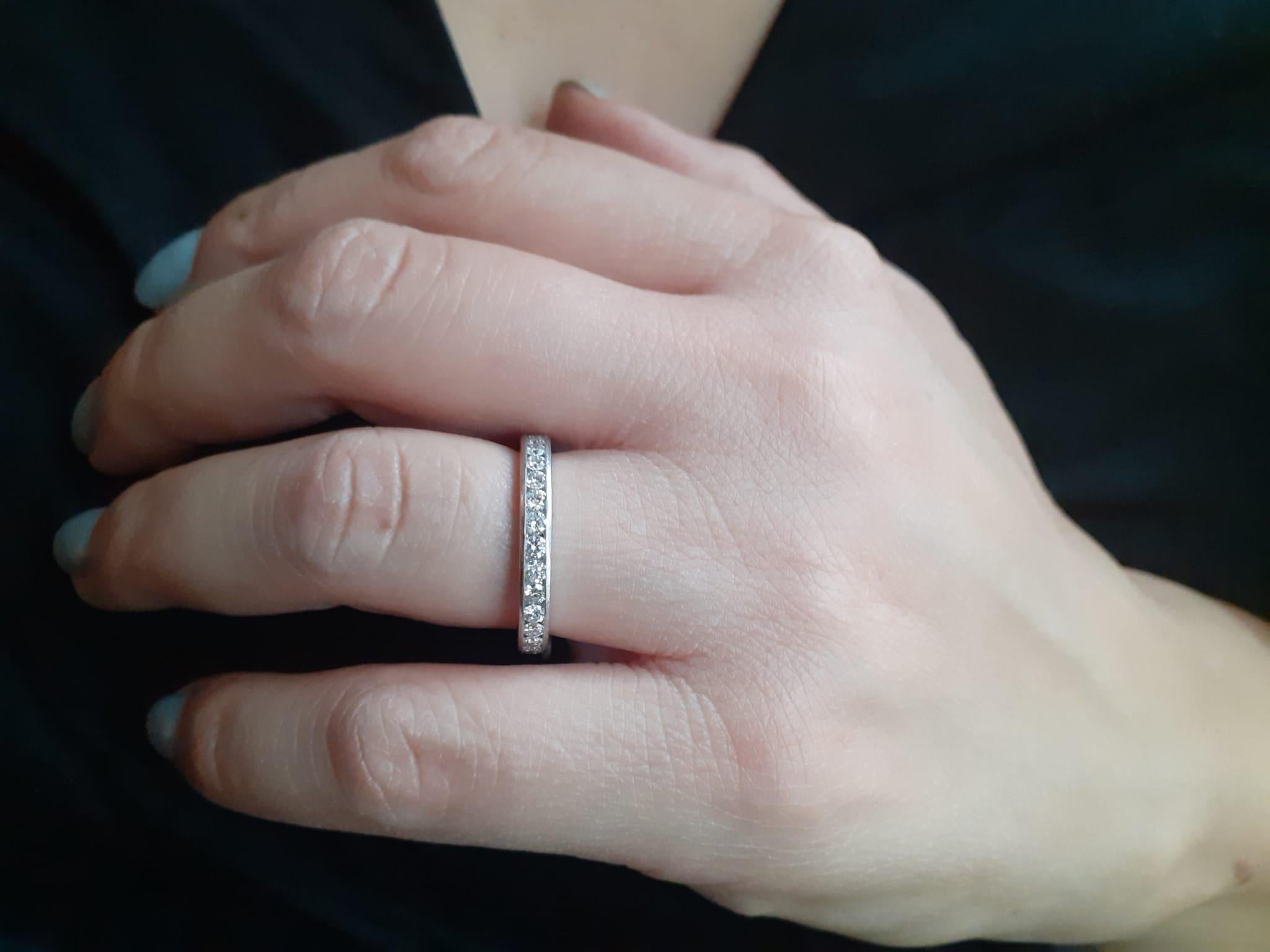 Tiffany & Co. Platinring mit Diamant in voller Eternity-Ring im Zustand „Gut“ im Angebot in London, GB