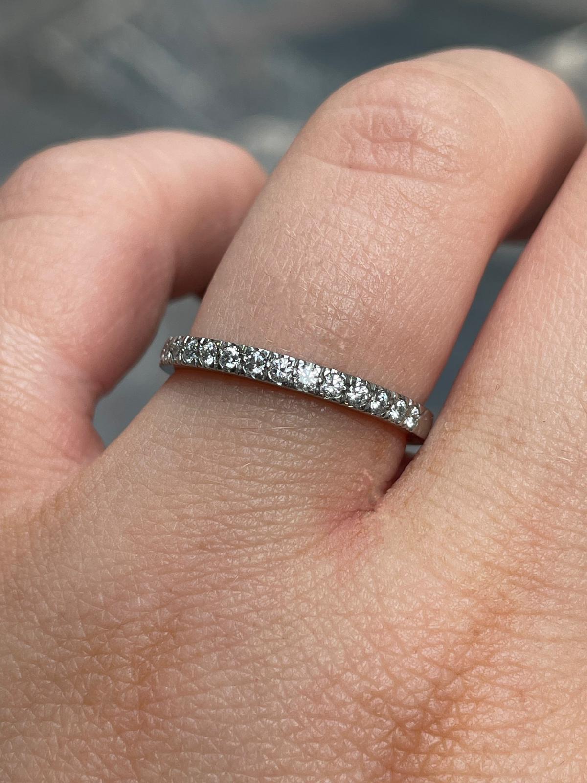 Halb-Eternity-Ring aus Platin mit Diamanten von Tiffany & Co (Moderne) im Angebot