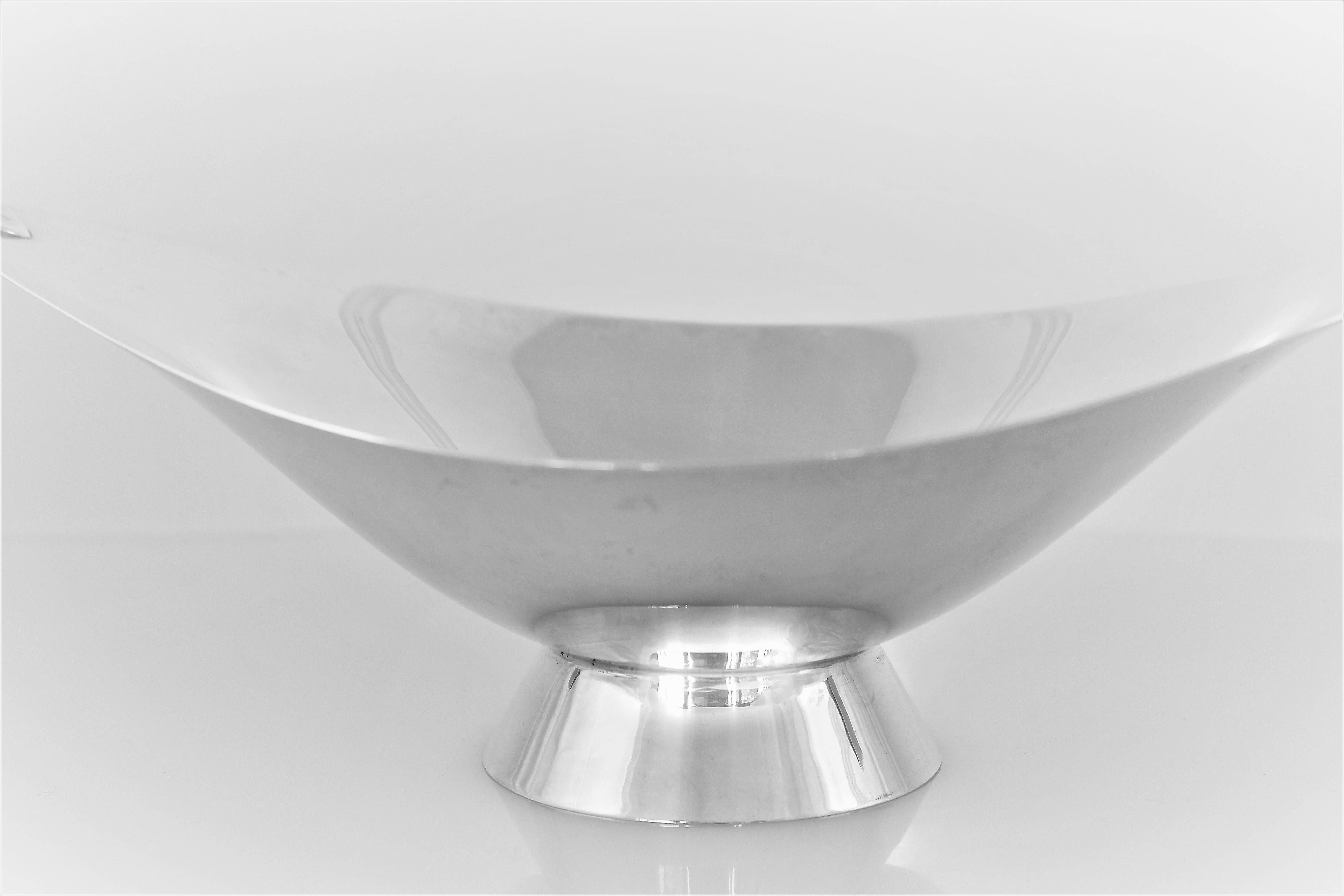 Modern, midcentury and minimal... this handsome sterling dish by Tiffany & Co., has handles on each side and sits on a base. It has a tailored shape and would look wonderful in any decor.