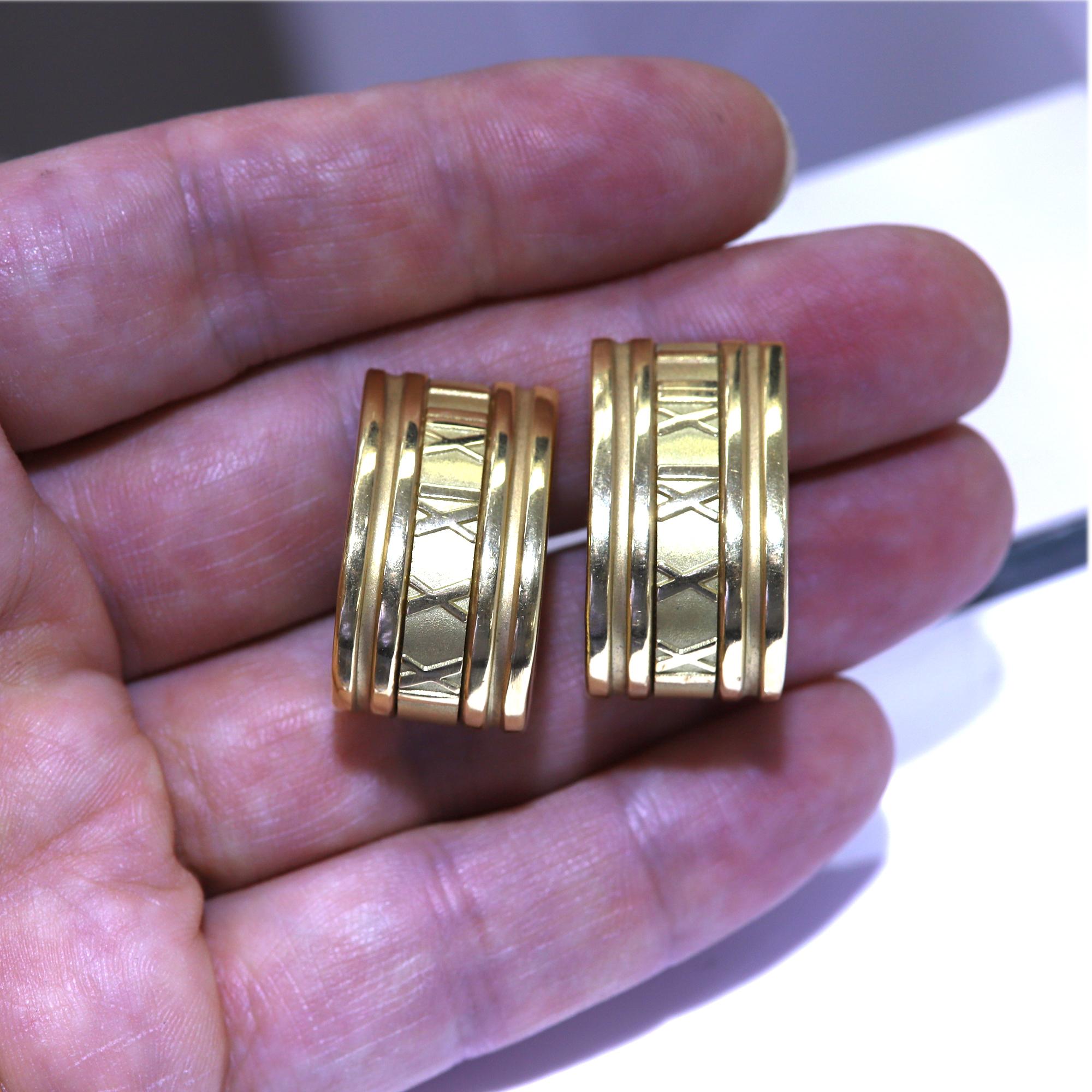 Conception de chiffres romains
Boucles d'oreilles Tiffany originales de 1995 
Or jaune 18k  25,0 grammes
taille : 15 mm de large, environ 25 mm de haut
Fermeture de type oméga
très bonne condition
(#bij91170091)
