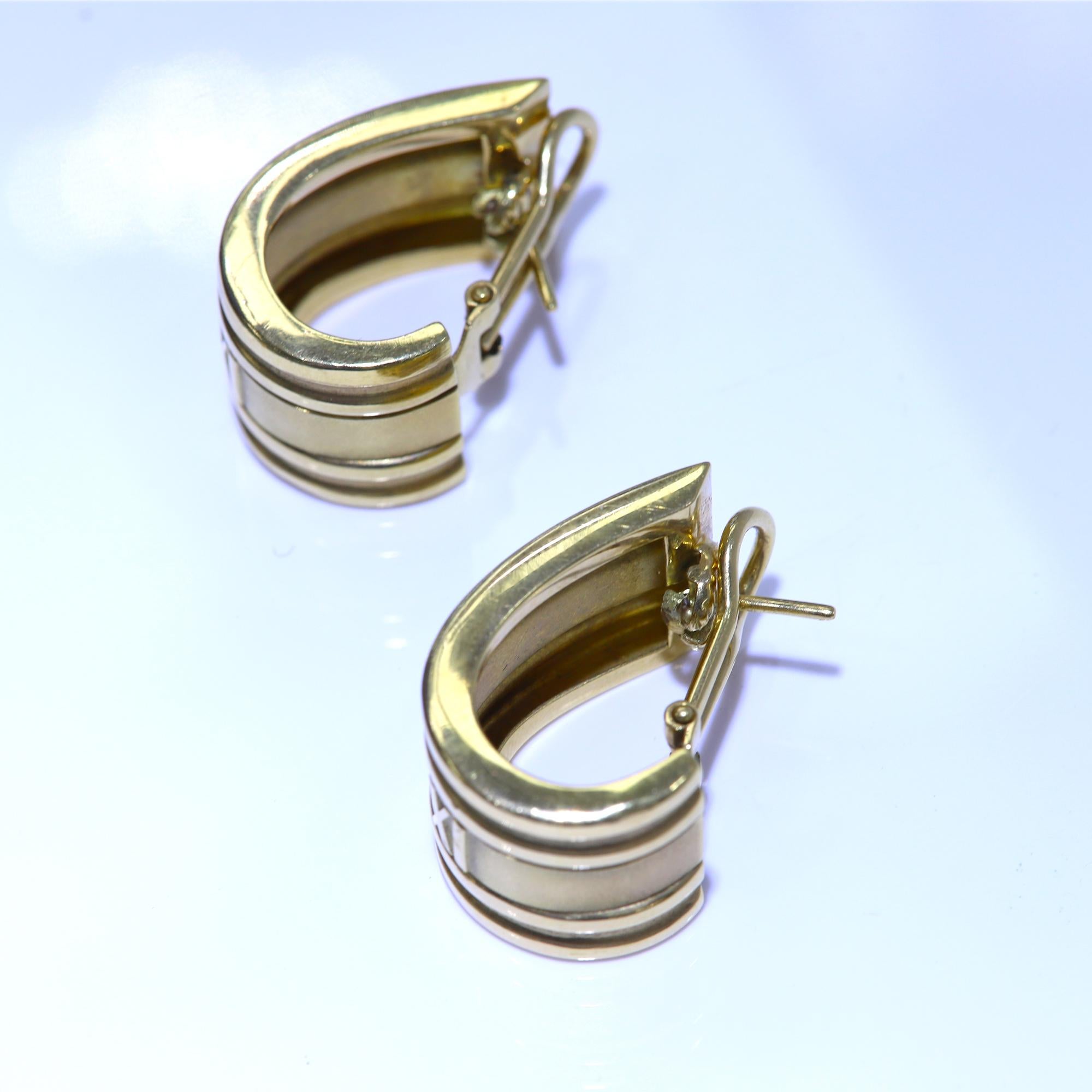 Romain classique Tiffany & Co. Boucles d'oreilles en or jaune 18 carats avec chiffres romains en vente