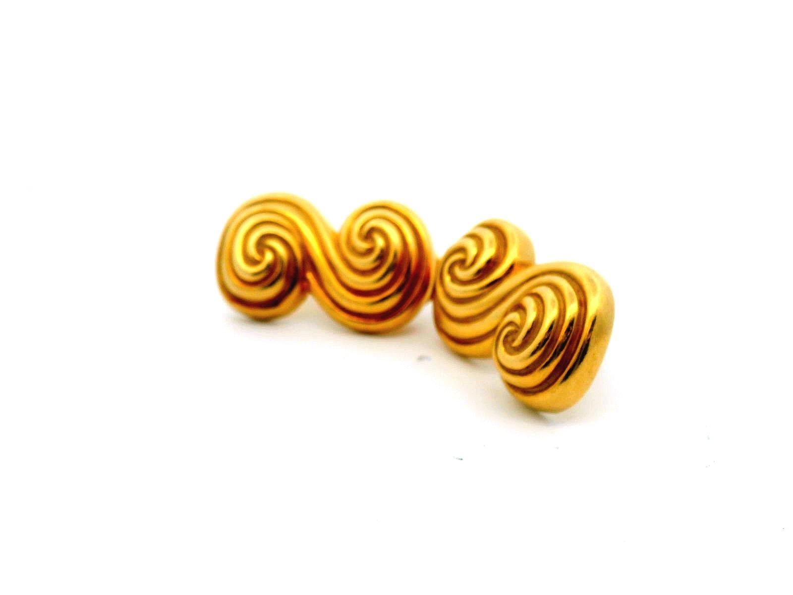 Élégant Tiffany & Co. Boucles d'oreilles en forme de tourbillon en or. Réalisées en or, ces boucles d'oreilles présentent un motif tourbillonnant saisissant. Les boucles d'oreilles sont en excellent état et mettent en valeur une forme audacieuse et
