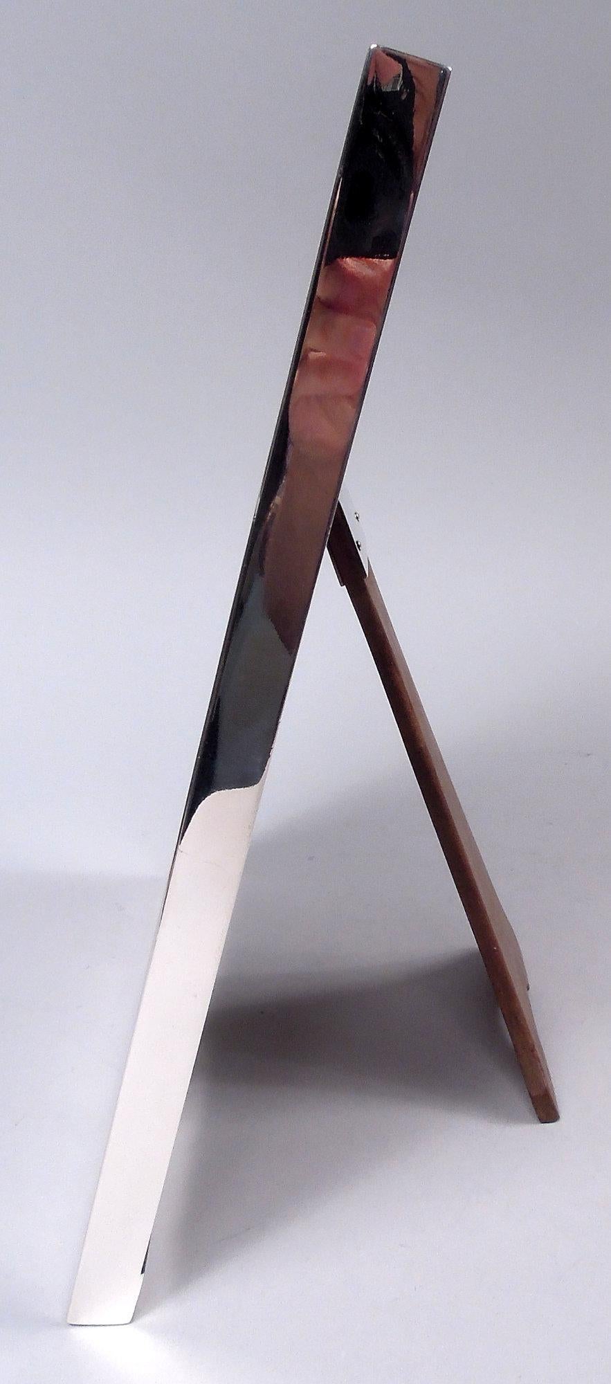 Cornice per foto in argento sterling in stile Art Nouveau edoardiano. Prodotto da Tiffany & Co. a New York, 1931 circa. Finestra rettangolare con contorno piatto; sul fronte si alternano cartigli curvilinei con volute fogliate incise all'acido.