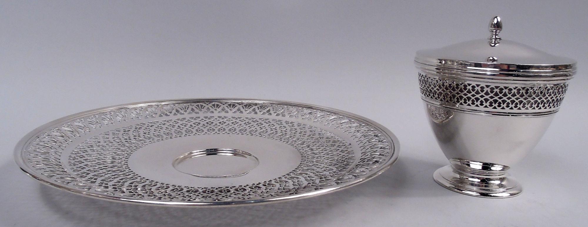 Edwardian Classical Sterling Silber Schale auf Platte. Hergestellt von Tiffany & Co. in New York, ca. 1914. Schale: Eiförmig auf erhöhtem und gestuftem Fuß; durchbrochenes, verziertes Band am oberen Rand. Erhöhter Deckel mit Löffelausschnitt,
