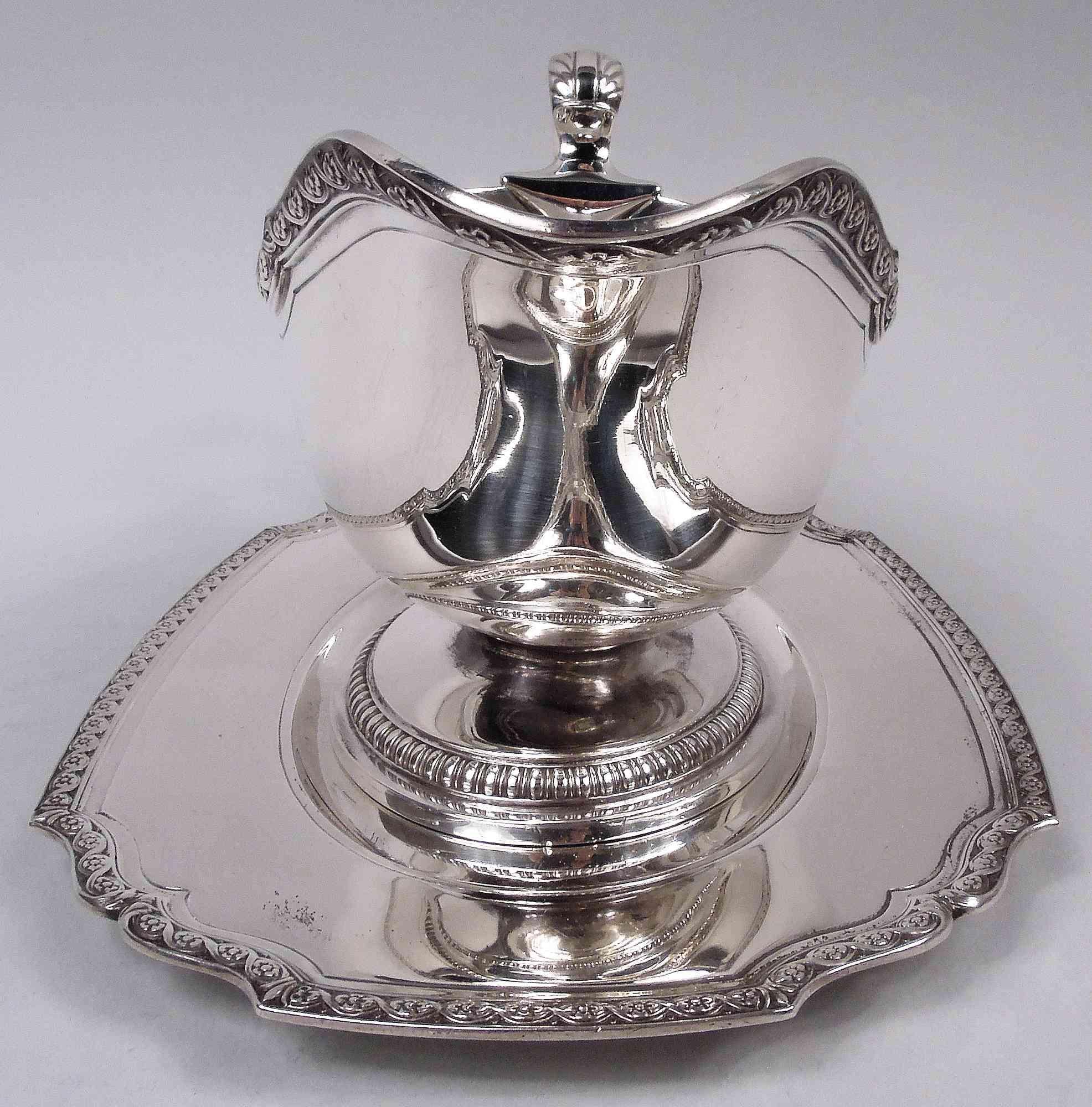 American Tiffany Edwardian Classical Sterling Silver Gravy Boat on Stand For Sale