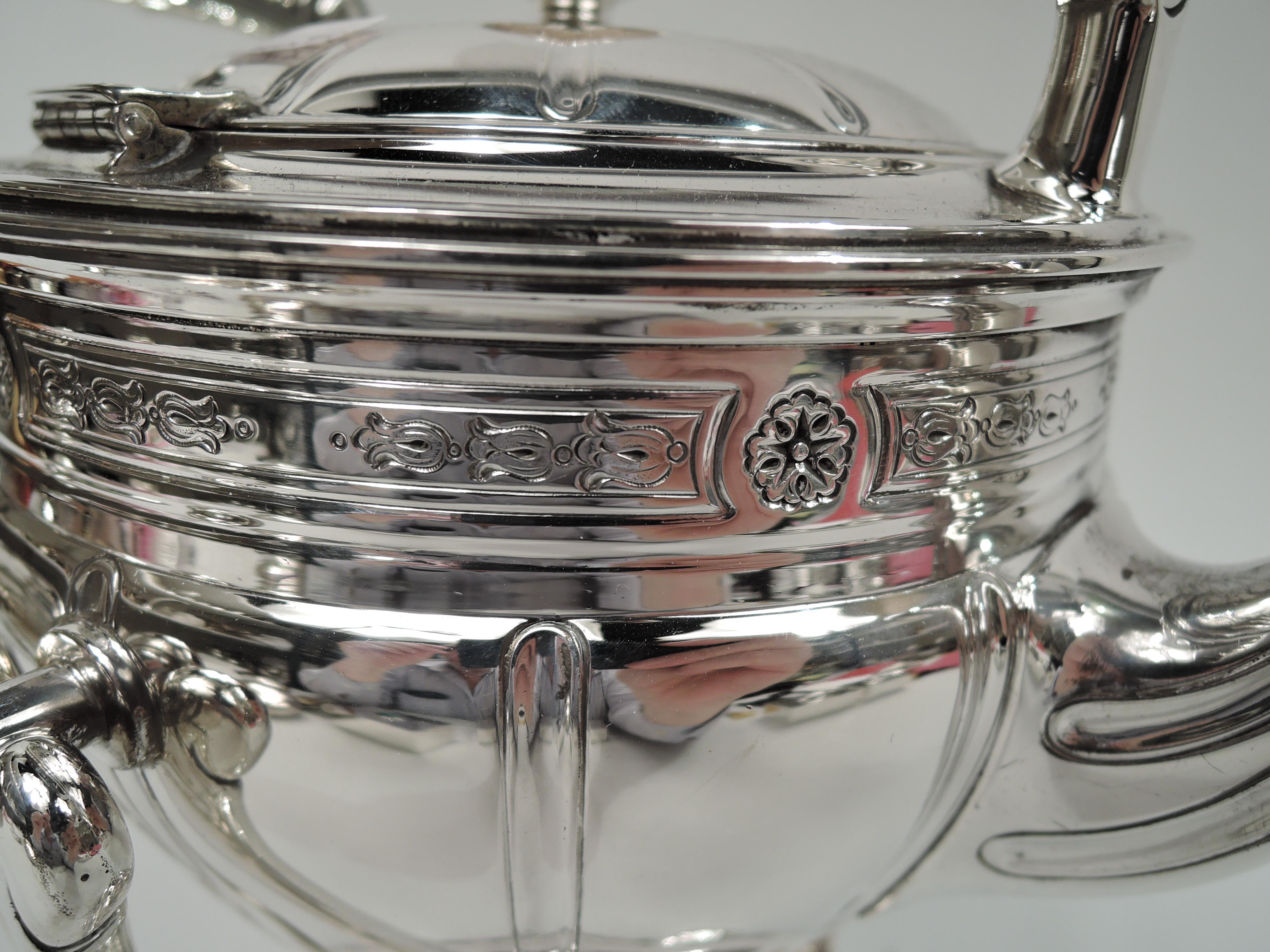 Bollitore per acqua calda in argento Tiffany Edwardian Classic su supporto In condizioni ottime in vendita a New York, NY