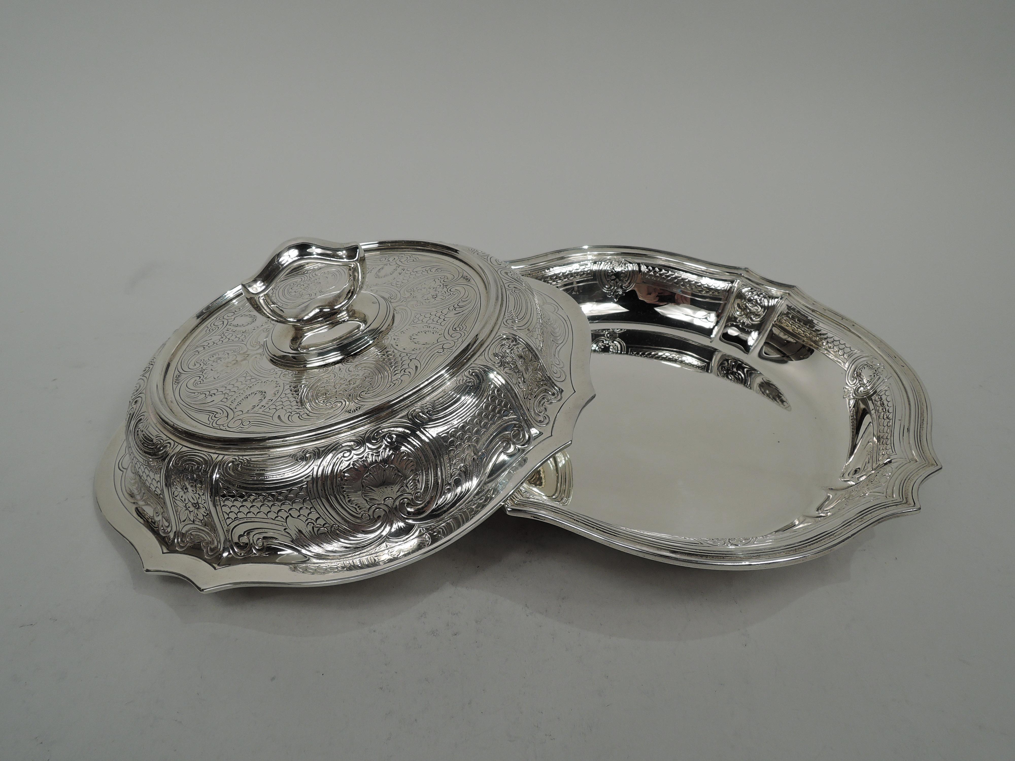 Tiffany Edwardian Modern Classical Sterling Silver Round Serving Bowl In Excellent Condition For Sale In New York, NY