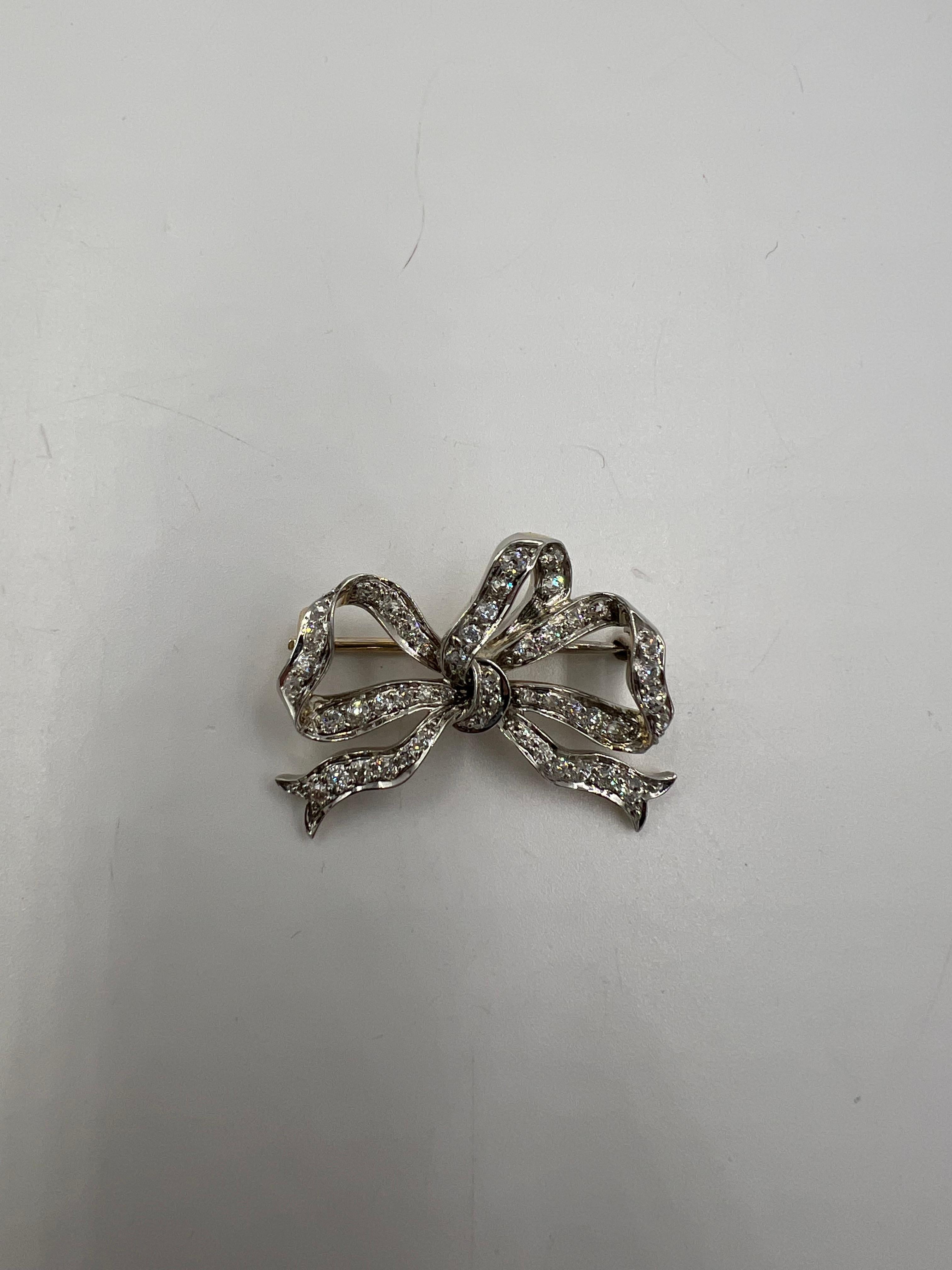  
Tiffany Edwardian Old Mine Cut diamond platinum and 18k gold bow brooch, circa 1910.

The Tiffany Edwardian Old Mine Cut Diamond Platinum and 18K Gold Bow Brooch, crafted circa 1910, exemplifies the elegance and craftsmanship characteristic of the