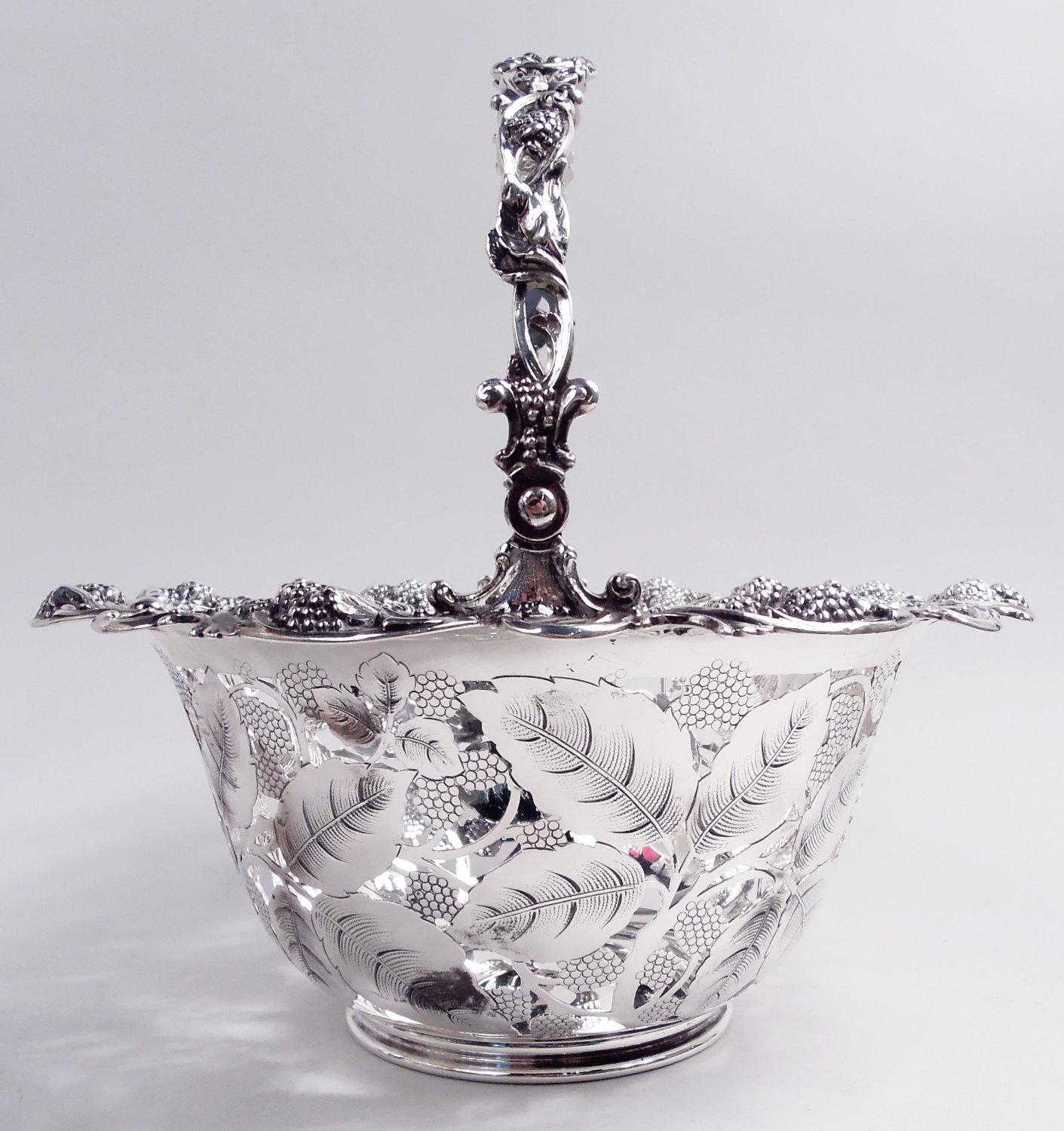 Cestino edoardiano in argento sterling con motivo di more. Realizzato da Tiffany & Co. a New York. Semplice e solido. I lati curvi e aperti comprendono rami di mora fruttiferi arricchiti da incisioni. Bordo aperto e a volute con altri frutti