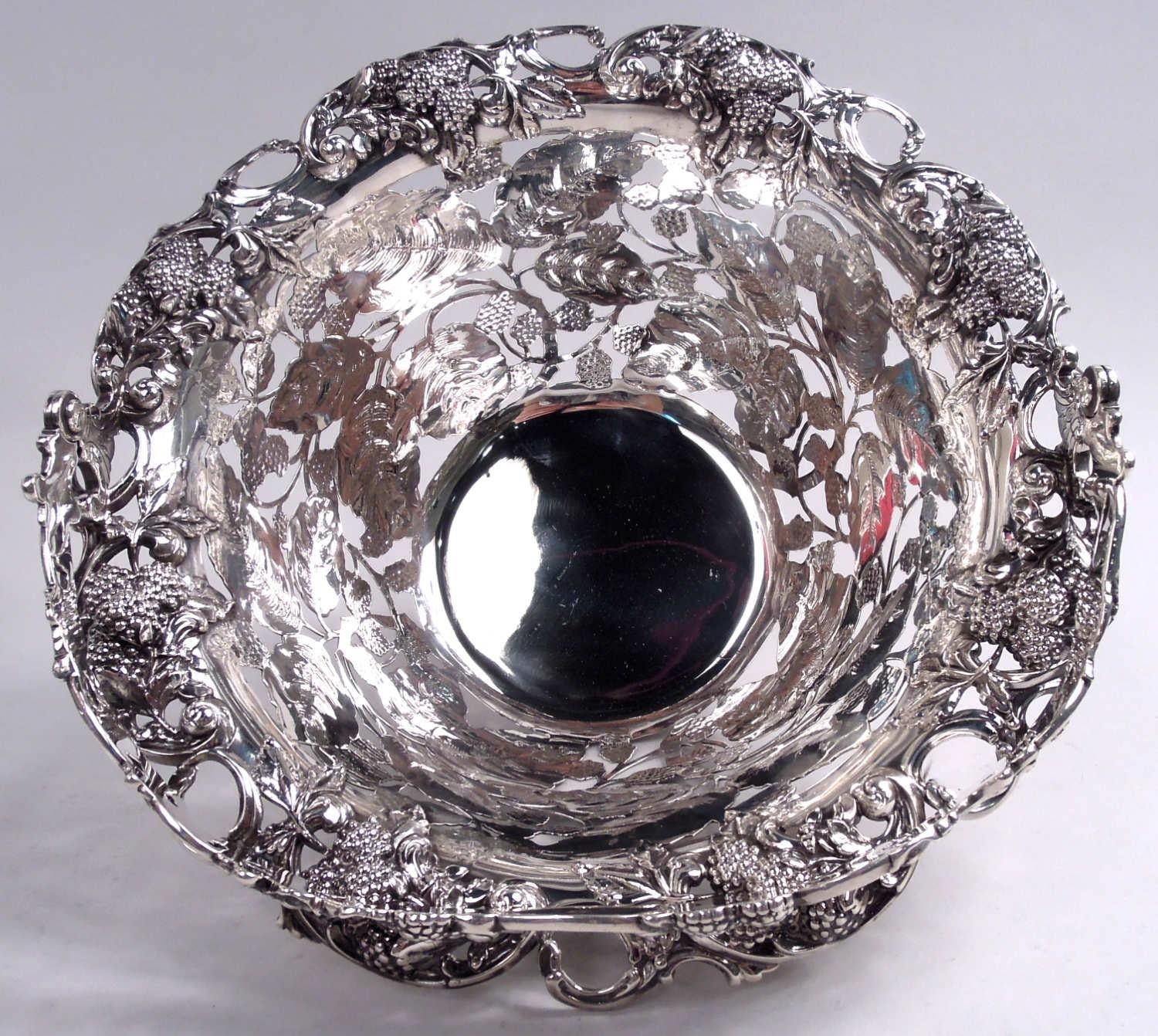 Edoardiano Cestino di more in argento Tiffany Edwardian con un sacco di fascino in vendita