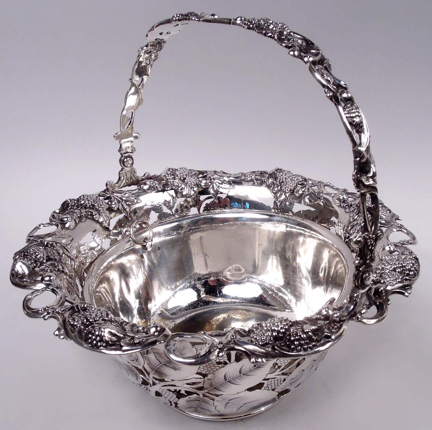 Cestino di more in argento Tiffany Edwardian con un sacco di fascino In condizioni buone in vendita a New York, NY
