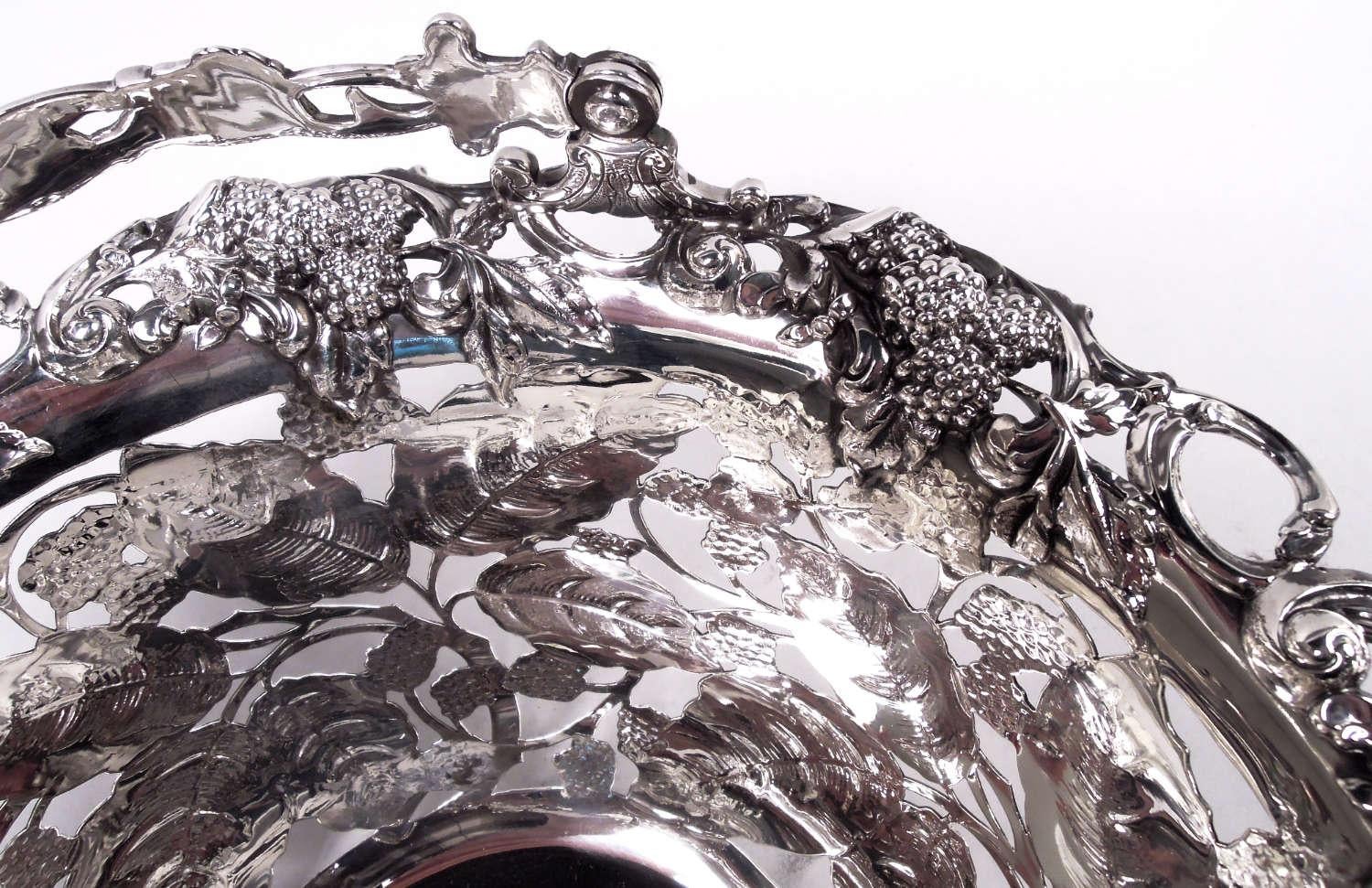 Cestino di more in argento Tiffany Edwardian con un sacco di fascino in vendita 1