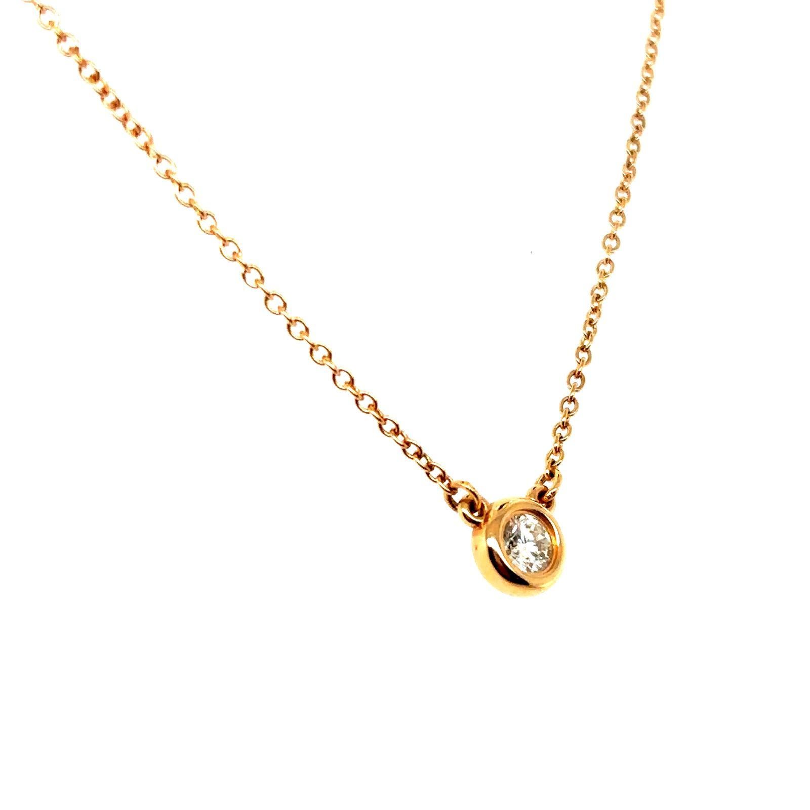 Pendente e catena Tiffany Elsa Peretti Diamonds by the Yard in oro rosa 18 carati

Disegnato come un singolo diamante rotondo taglio brillante da 0,20 carati circa, di colore G e purezza VS1, incastonato al centro di questo pendente dell'iconica