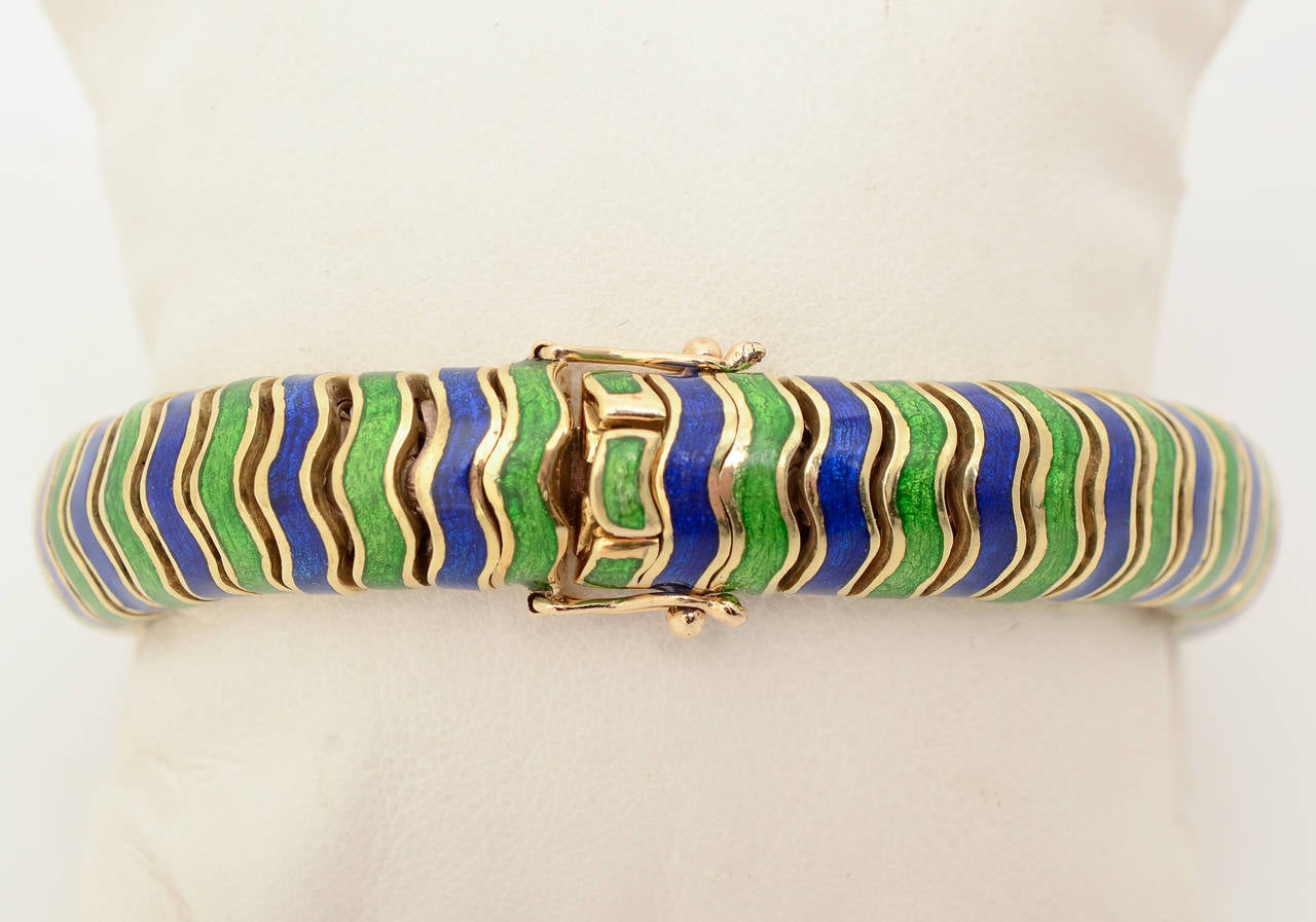 Tiffany-Armband aus 18 Karat Gold mit wellenförmigen Bändern aus blauem und grünem Email. Das Armband ist aufwändig gefertigt und hat ein beträchtliches Gewicht. Die Maße sind 7 1/4