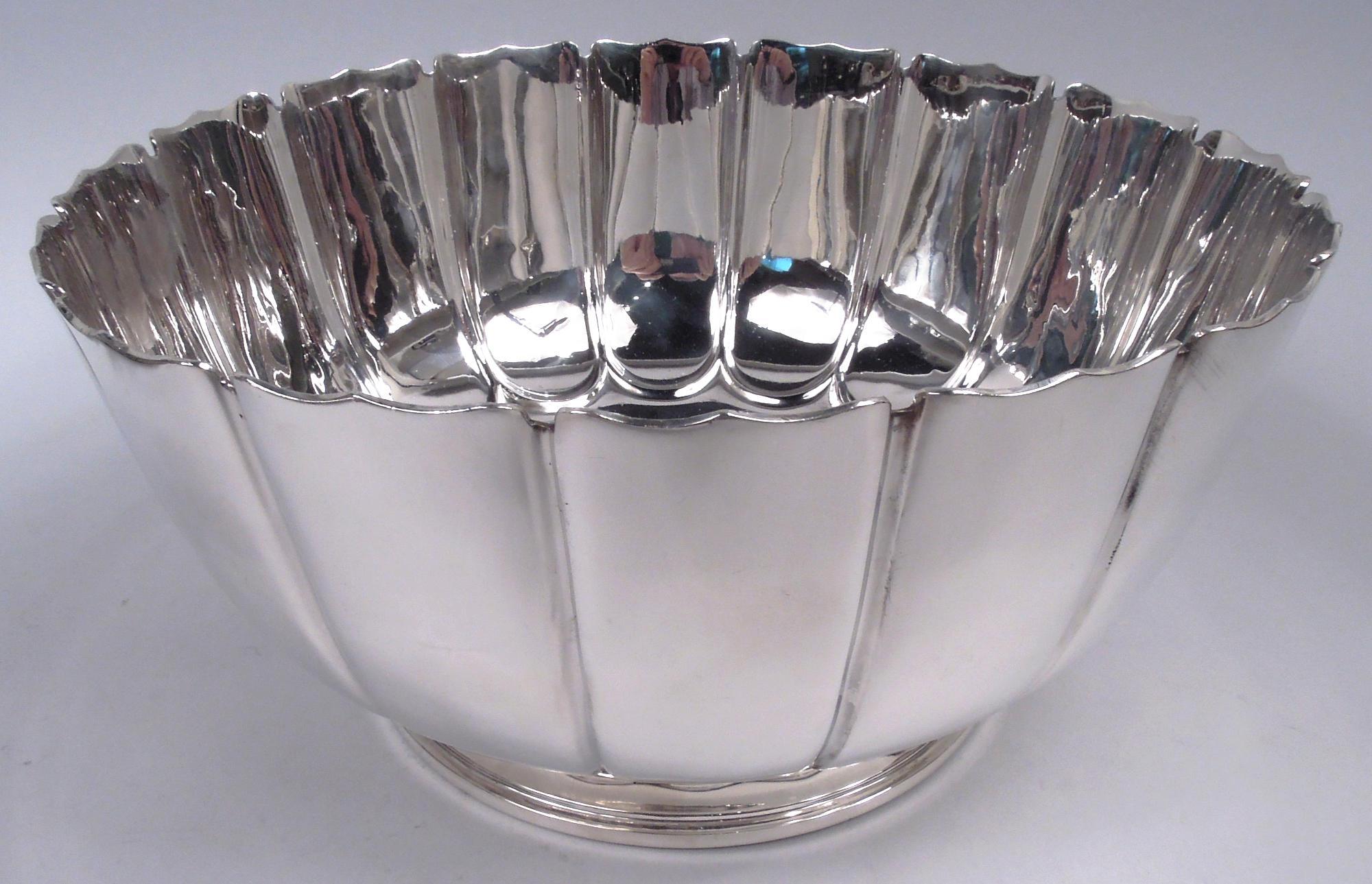 Cuenco clásico inglés de plata de ley de mediados de siglo, 1962. Redonda y curvada, con lados lobulados y borde de boca con volutas; pie escalonado y elevado. Un elegante centro de mesa moderno. Marcas inglesas que incluyen el sello de Tiffany &