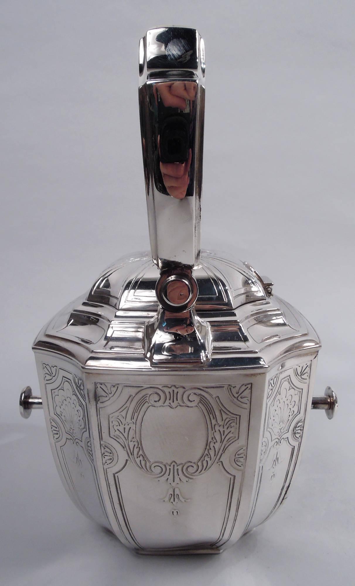 Tetera de plata de ley Hampton grabada Tiffany sobre soporte en venta 3