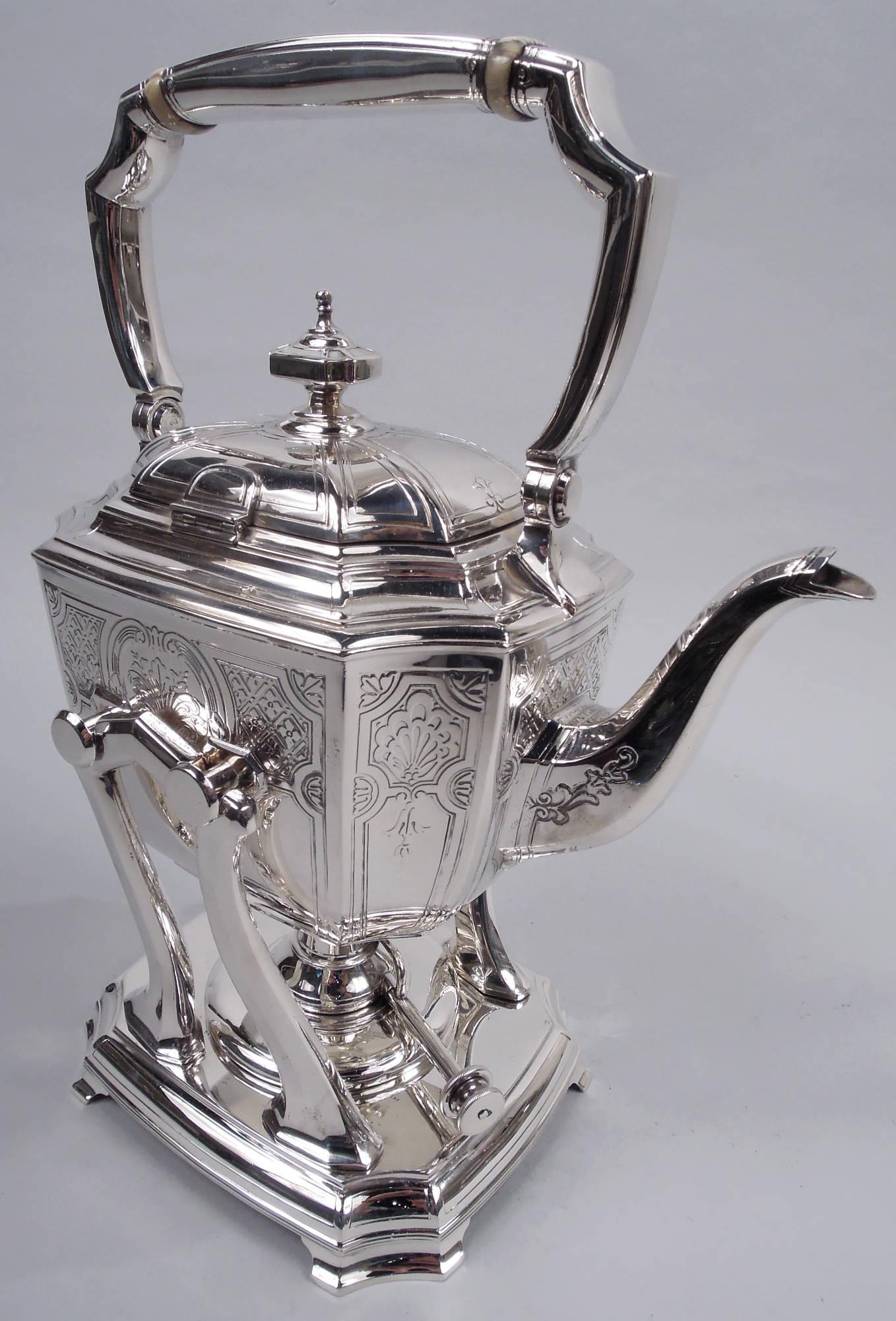 Tetera de plata de ley Hampton grabada Tiffany sobre soporte Estadounidense en venta