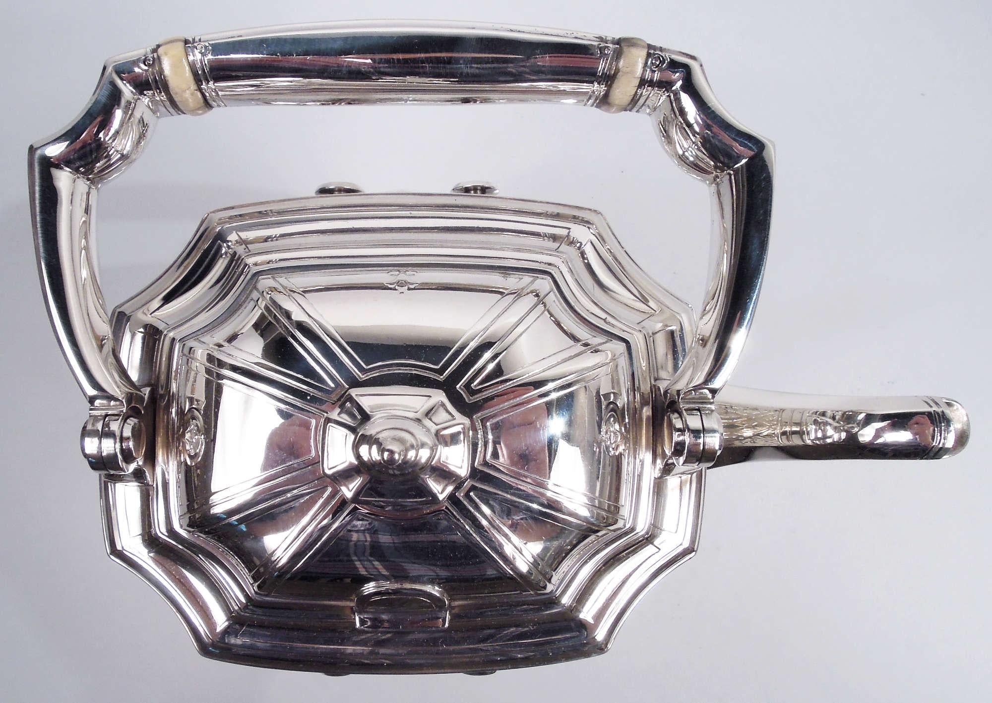 Tetera de plata de ley Hampton grabada Tiffany sobre soporte Plata esterlina en venta