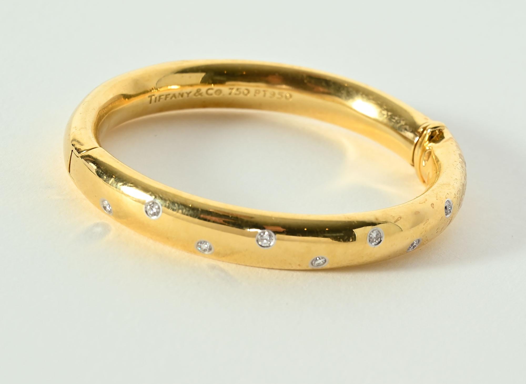 Der Armreif Tiffany Etoile (Stern) funkelt mit 10 Diamanten am Nachthimmel. Die runden Steine im Brillantschliff haben ein Gesamtgewicht von etwa 0,40 Karat.
Diese beliebte Armspange wird nicht mehr hergestellt. Das Armband hat eine Schließe mit