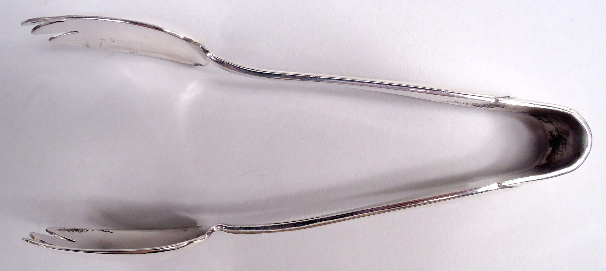 Pinzas para hielo de plata de ley Faneuil. Fabricado por Tiffany & Co. en Nueva York. Forma en U con terminales en V y mandíbulas planas en forma de tulipán estilizado. Una gran pieza con el patrón del Renacimiento Colonial de principios del siglo