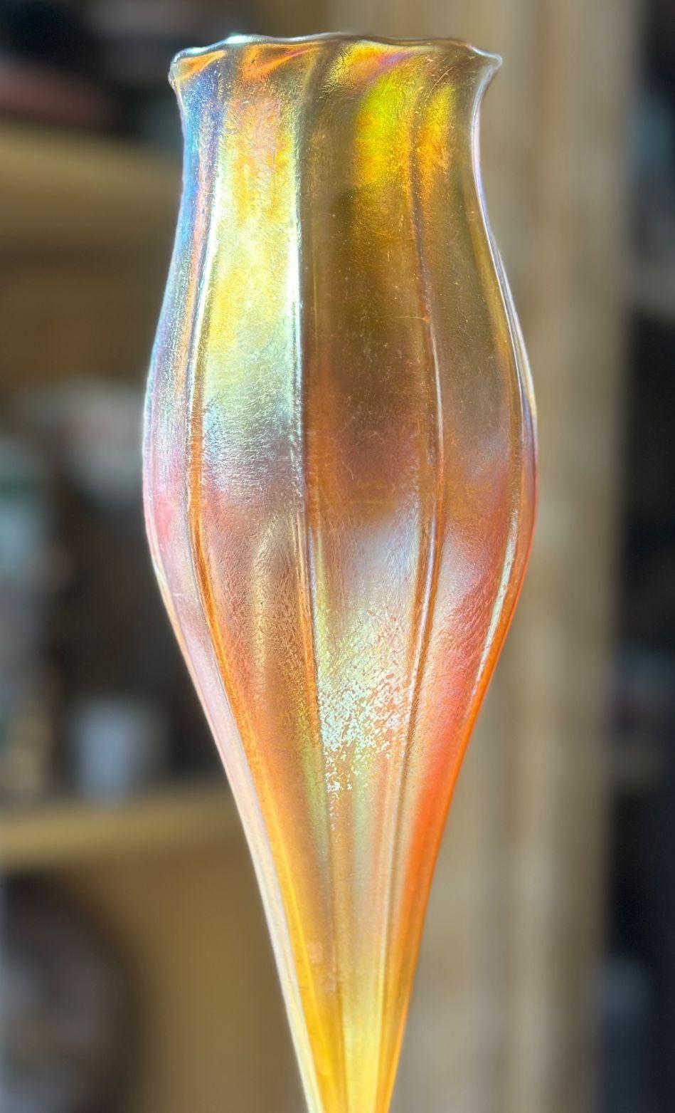 Un coloratissimo vaso in vetro favrile iridescente a forma di tulipano di Louis Comfort Tiffany. Firmato sulla base.
Questo vaso LC Tiffany Favrile ha un design senza tempo e si coordina bene con molti tipi di arredamento. Sarebbe un'aggiunta