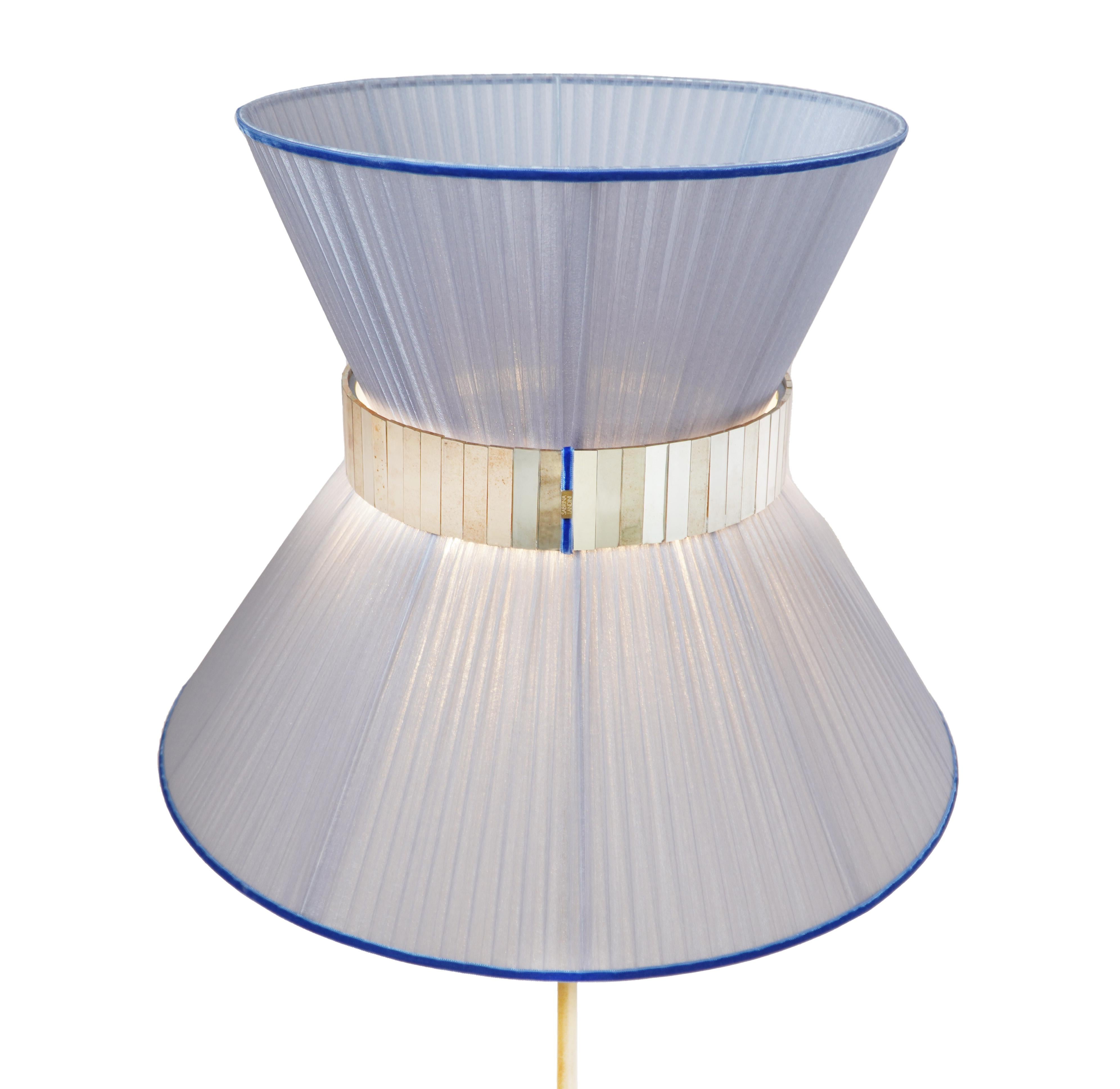 Stehlampe „Tiffany“ 30 Silber-Blaue Seide, antik versilbertes Glas, Messing (Moderne) im Angebot