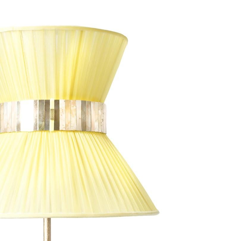 Stehlampe „Tiffany“ 40 Zitronenfarbene Seide, antik versilbertes Glas, Messing (Moderne) im Angebot