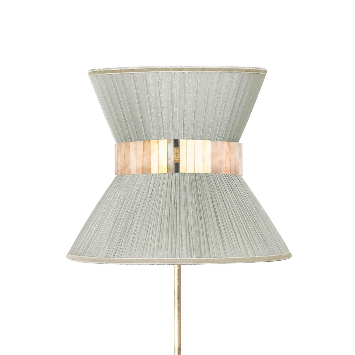 Seit 20 Jahren haben wir unsere einzigartige Herstellungsmethode beibehalten. Inspiriert von den unbegrenzten Spiegelungen im Glas hat Sabrina Landini eine elegante Wohnkollektion entworfen.
Falls Sie sich in der Toskana - Italien - befinden, lassen