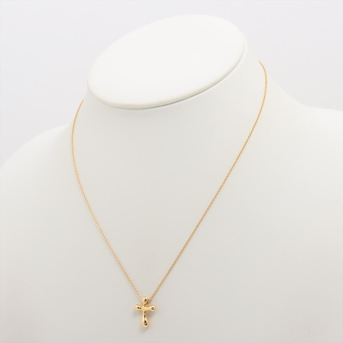 Marke : Tiffany 
Beschreibung: Tiffany Small Cross Halskette 
Metall Typ: 750YG/Gelbgold
Gewicht 3,8 g
Zustand: Gebraucht; leichte Gebrauchsspuren
Box -  Nicht inbegriffen
Papiere -  Nicht inbegriffen
