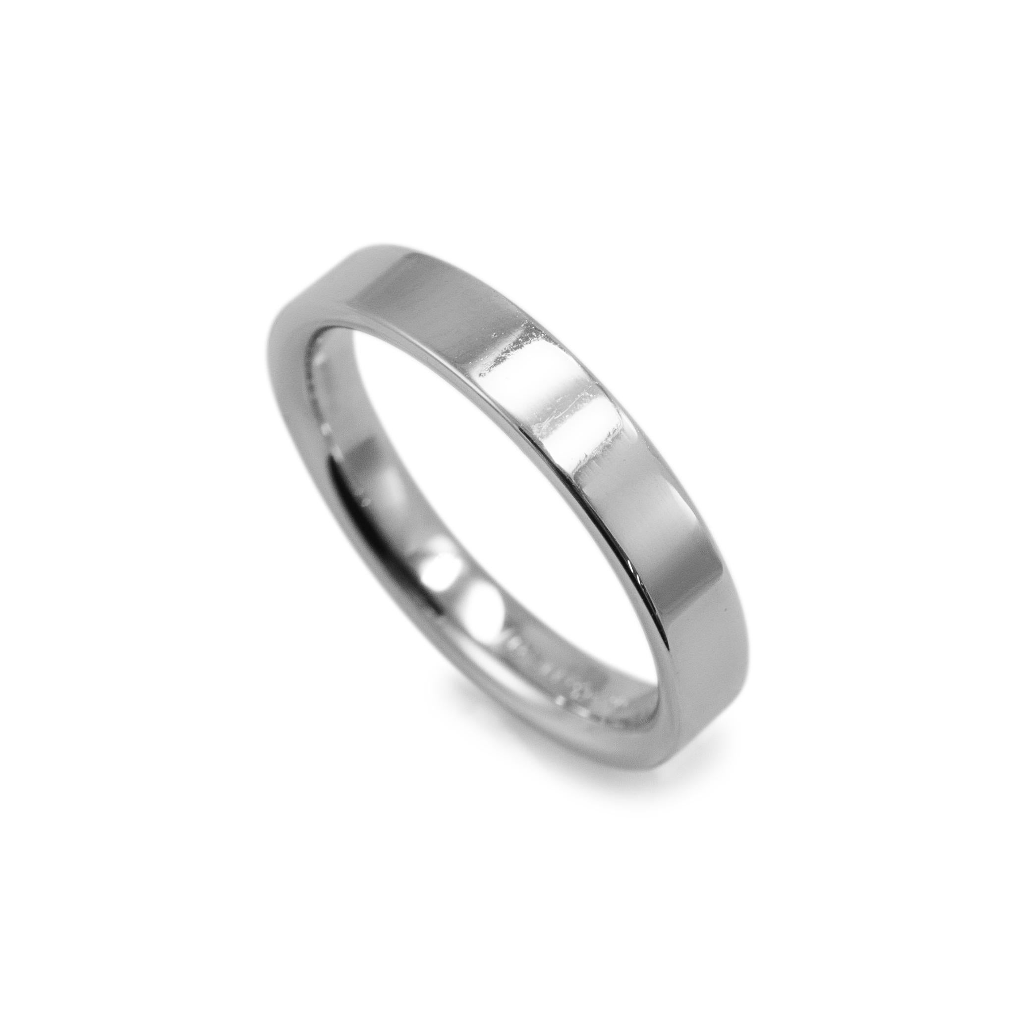 Marchio: Tiffany & Co.

Tipo di metallo: Platino 

Dimensione: 5 

Larghezza: 3.00 mm

Peso: 5.14 grammi

Fede nuziale in platino 950 Tiffany & Co. con gambo morbido e quadrato. Inciso con 