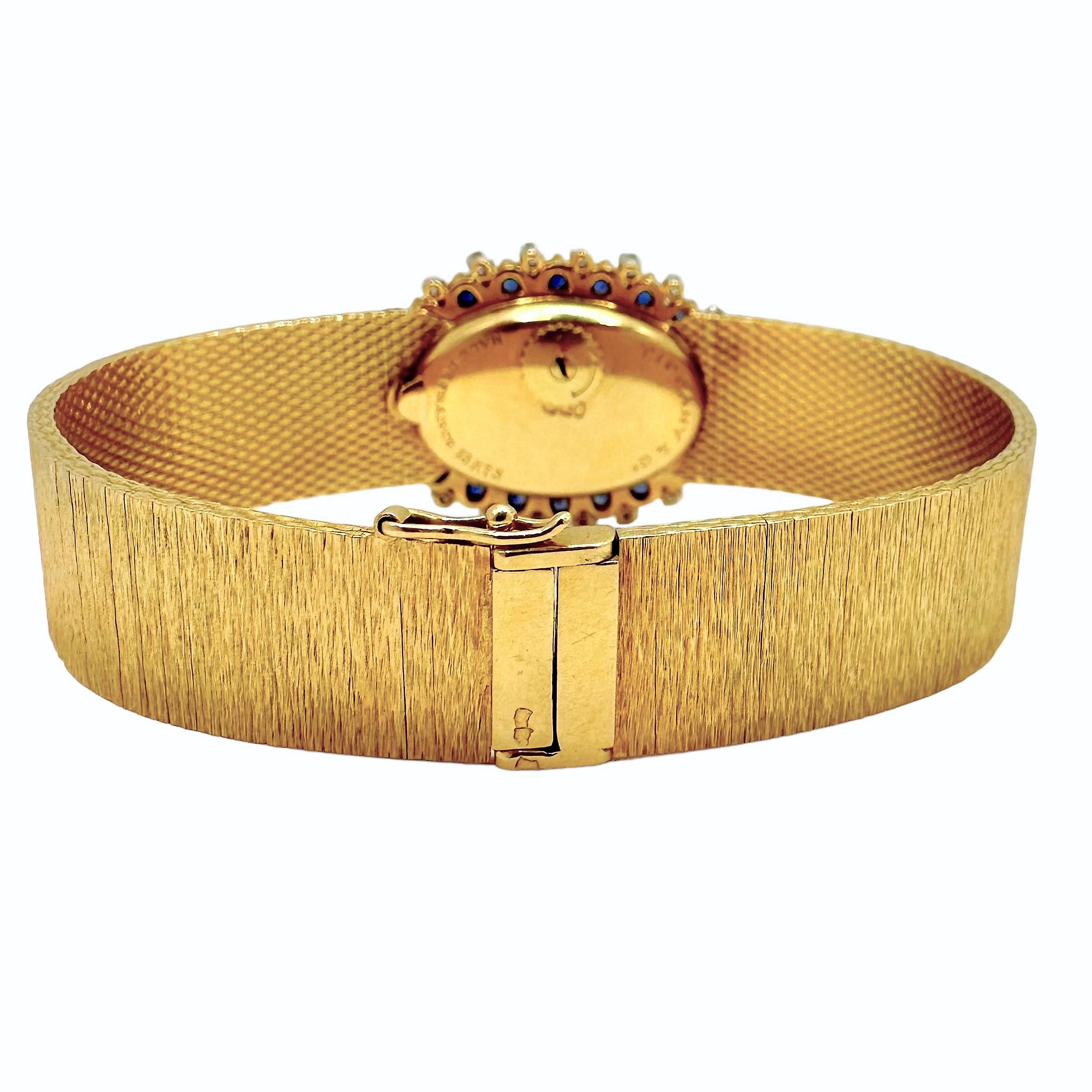 Cette élégante montre-bracelet française de Tiffany, avec mouvement Uti, est fabriquée en or jaune 18 carats et présente une finition à l'écorce sur toute sa surface, y compris sur son cadran ovale, qui est signé Tiffany & Co. France. Le cadran est