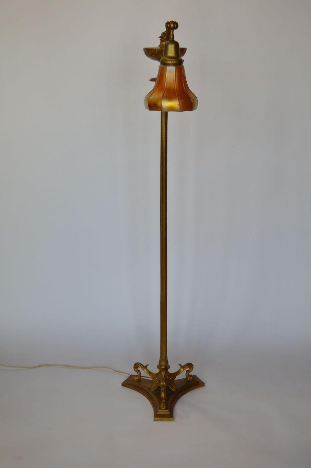 Lampadaire Tiffany en bronze doré et damasquiné Aladin
 
Mesures : 28,5 