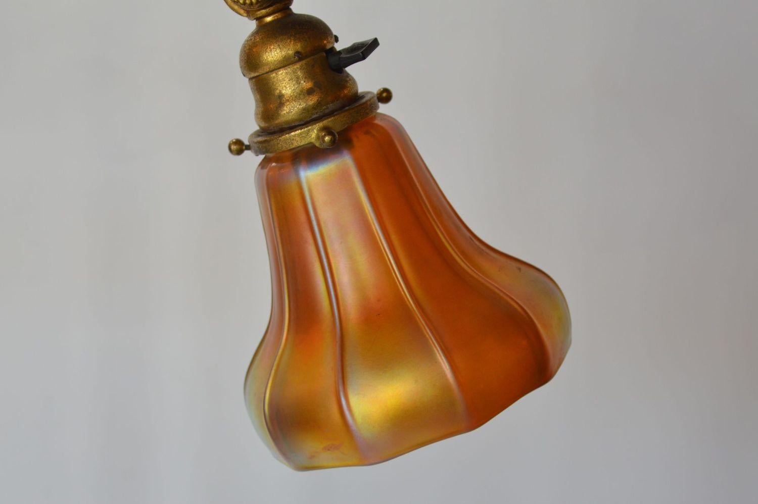 Tiffany Stehlampe aus vergoldeter Bronze und sämtlicher Favrile von Tiffany im Zustand „Hervorragend“ im Angebot in Los Angeles, CA